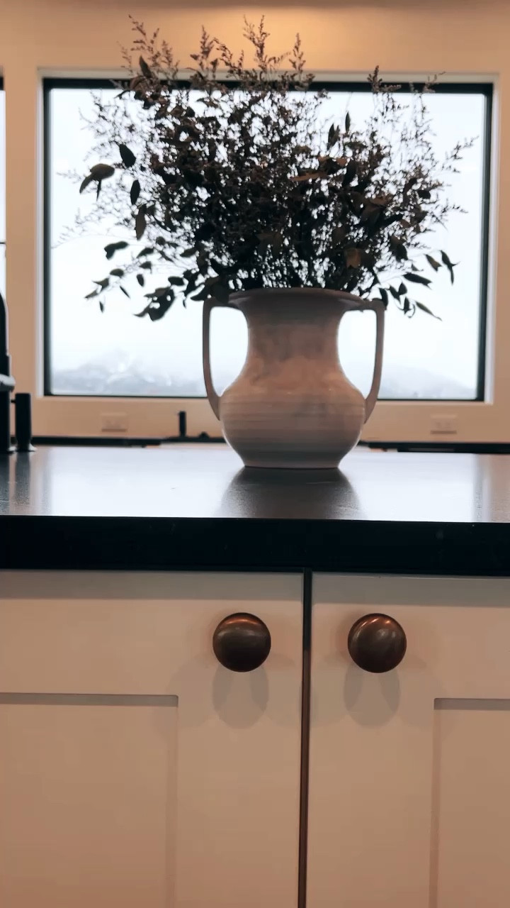 POV: you found your favorite spot in the house 🤍

Kitchen design 
Kitchen layout 
Custom kitchen 
48 inch stove 
Baking 
Cabinet knobs
Brass cabinet hardware 
Vase
Floating shelves

#LTKHome