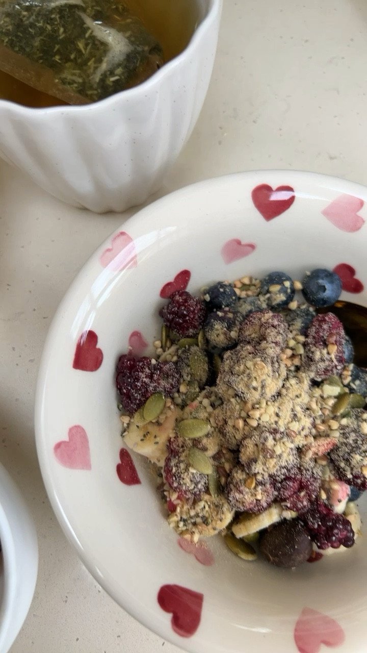 My breakfast bowl - something I get asked about daily! 

Over the last two years I’ve created some consistent habits for myself when it comes to my health, and changing the way I start my day is one of them. No more tea and biscuits first thing in the morning but instead something that I find better for me, delicious, keeps me full and I don’t get bored of it meaning I stick to it.

Health Lifestyle Wellness Morning Habits 

#LTKeurope #LTKhome
