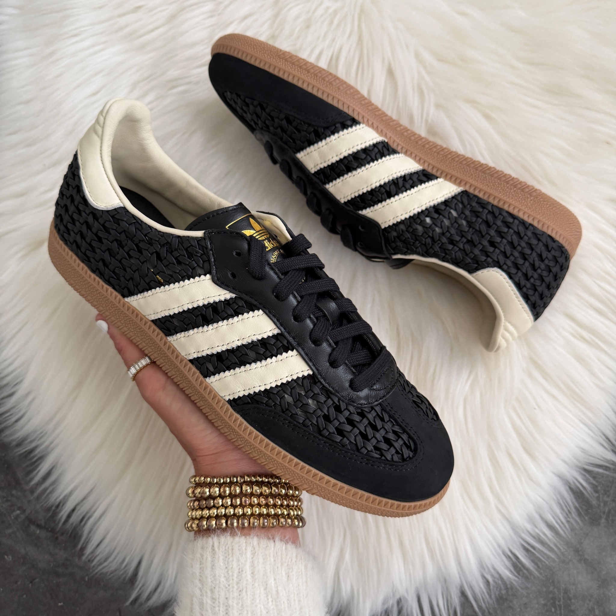 Samba og sneakers run a half size big. Core black / cream white / gold metallic 