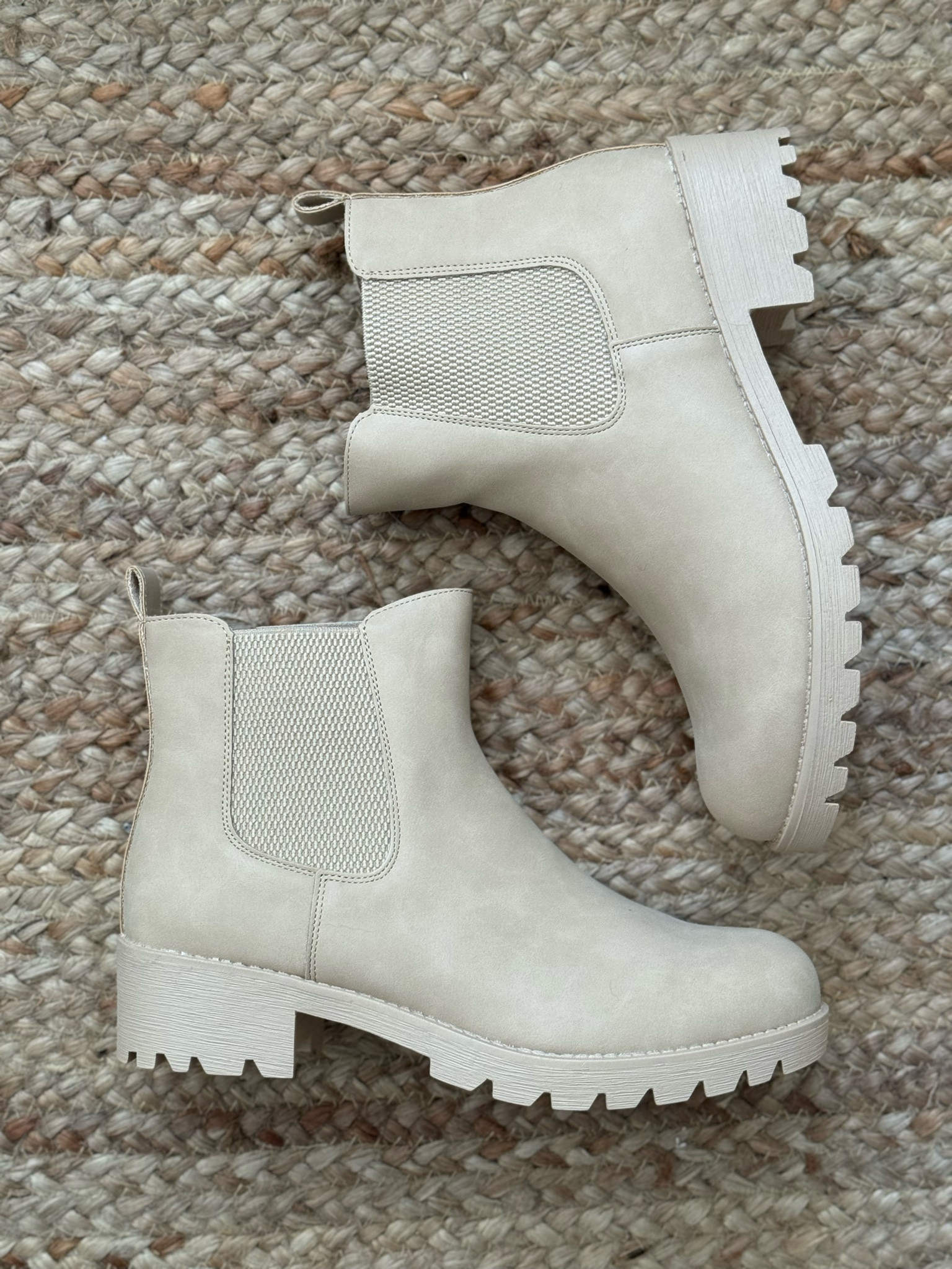 These Chelsea boots are a fall staple!

#LTKShoeCrush #LTKStyleTip #LTKSeasonal