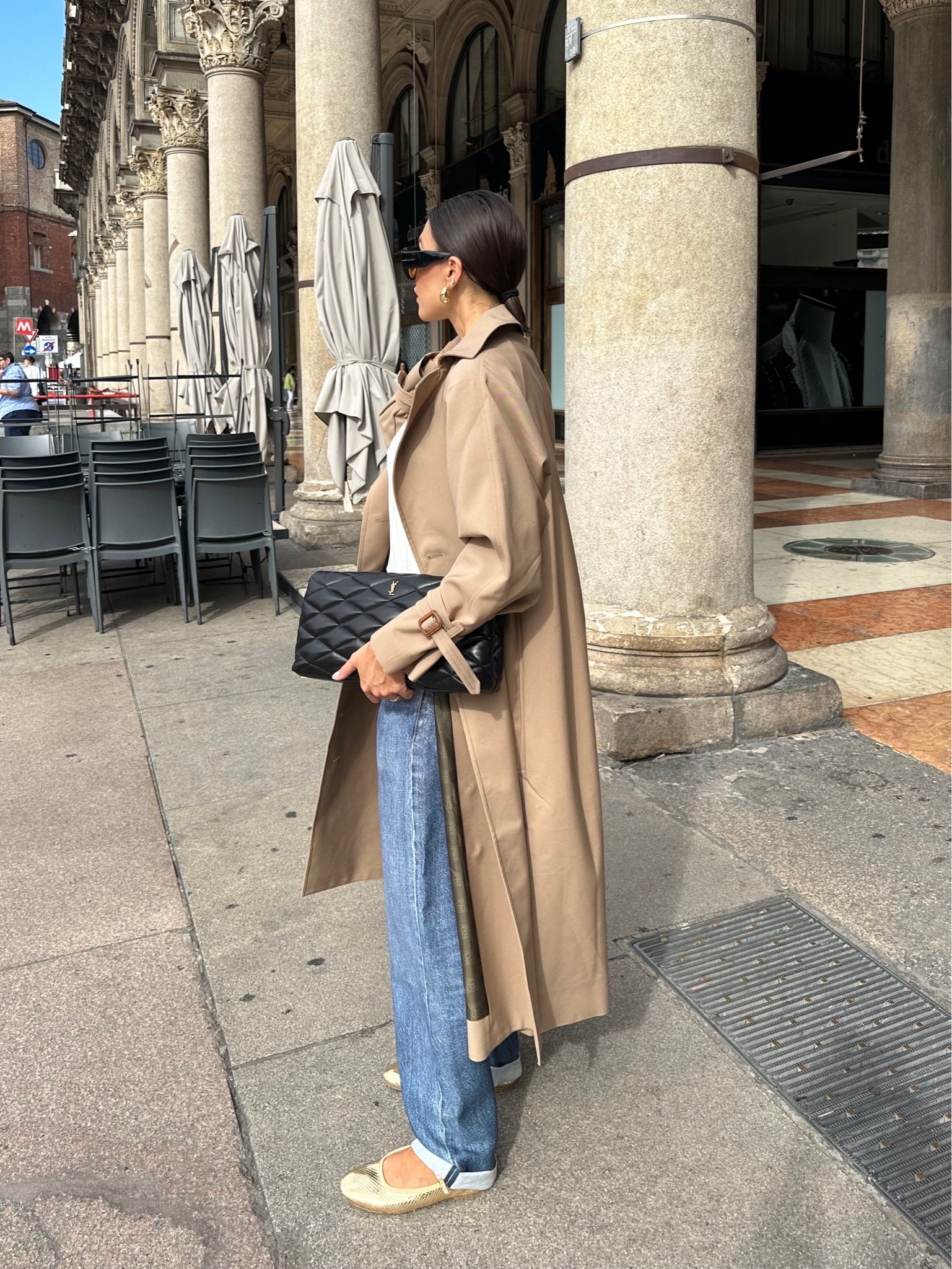 City break outfit 


outfit inspiration, easy look, minimal style, autumn style, Milano fashion week, Mytheresa, Occhiali aviator Bronson, Tom Ford, Bottega Veneta, orecchìni a goccia, Agolde jeans, ballerine, Miu Miu, Prada, jeans a vita Alta, tshirt bianco, COS, Italia. 

#LTKstyletip #LTKSeasonal #LTKeurope