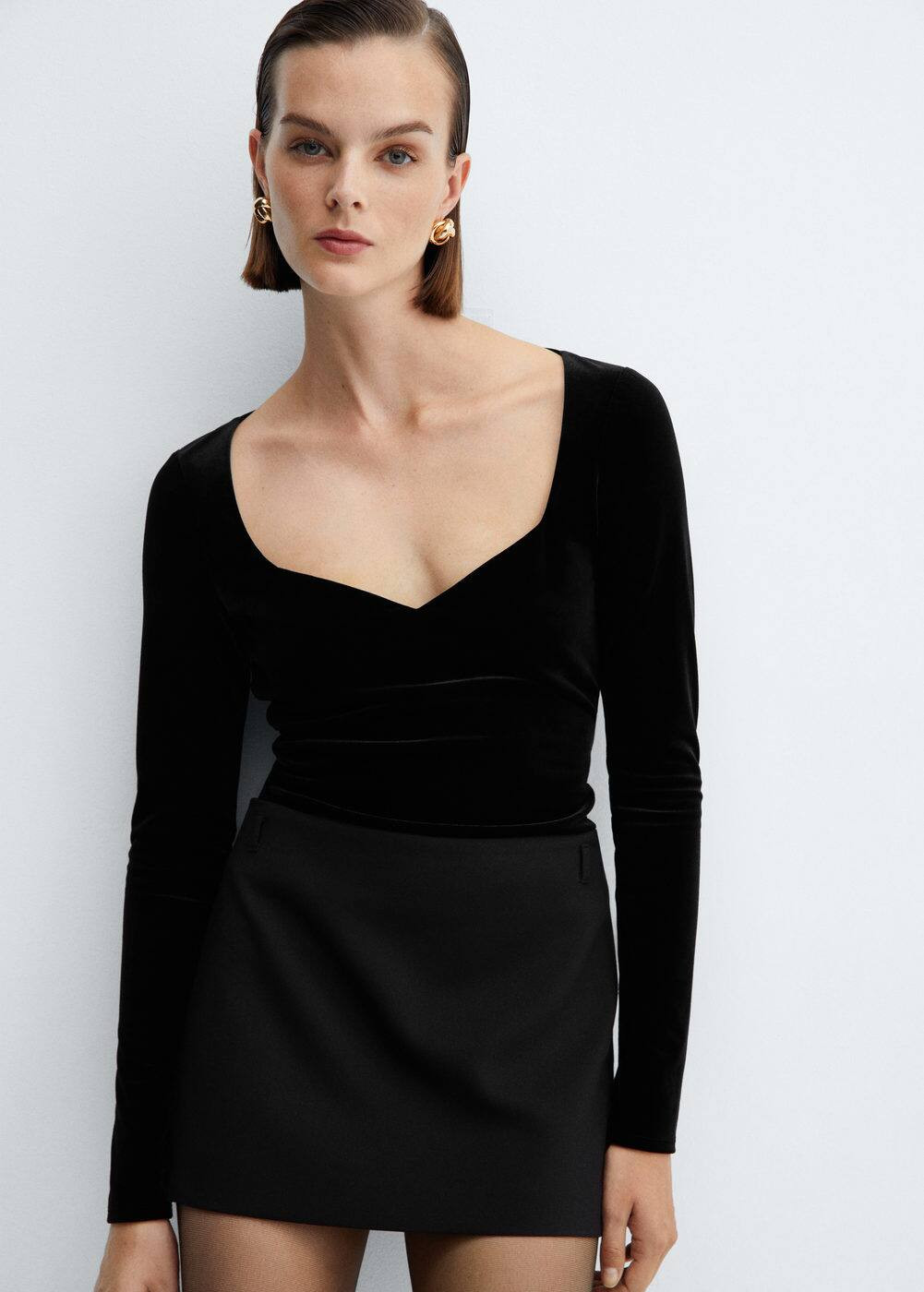 Fluwelen t-shirt met diepe decolleté -  Dames | Mango Nederland | MANGO (NL)