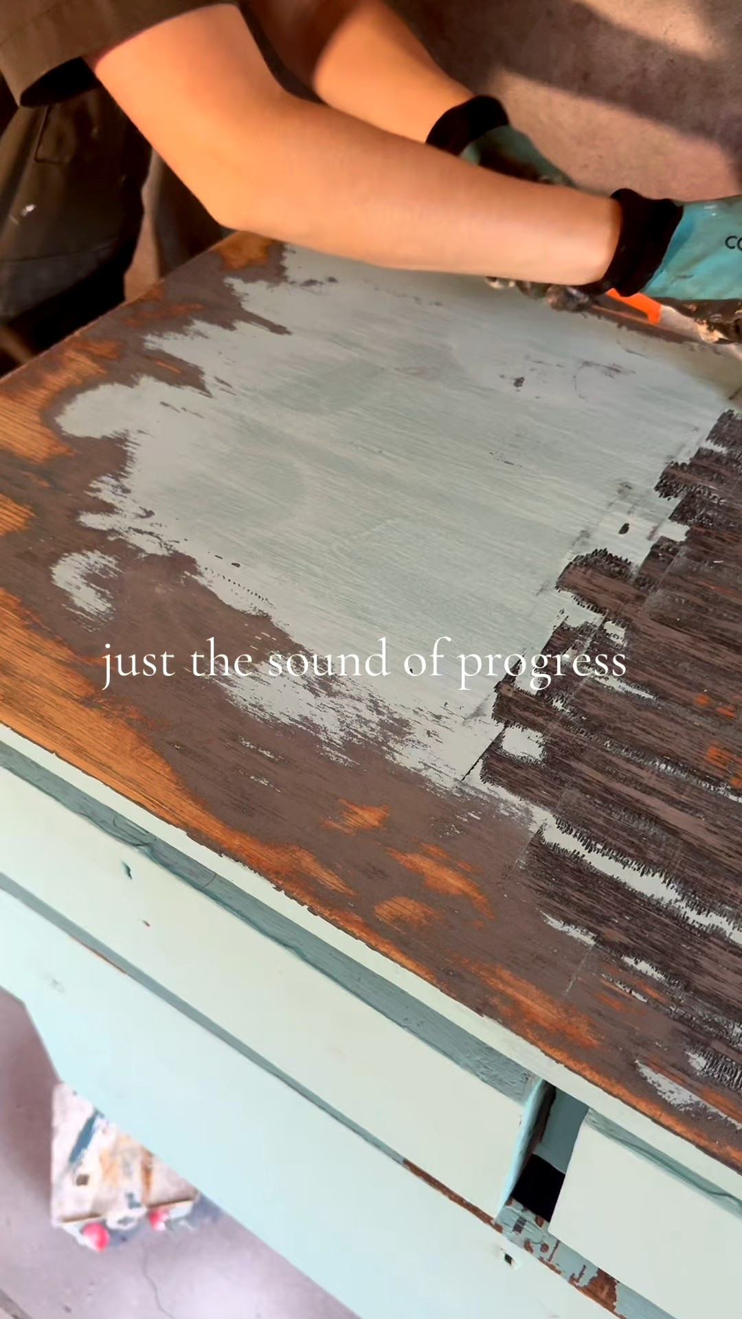Scraping off old paint before refinishing isn’t the fastest step, but definitely the most satisfying.

#asmr #furnitureflip #satisfyingvideos #restorationprocess #furnitureprep #carbidescraper