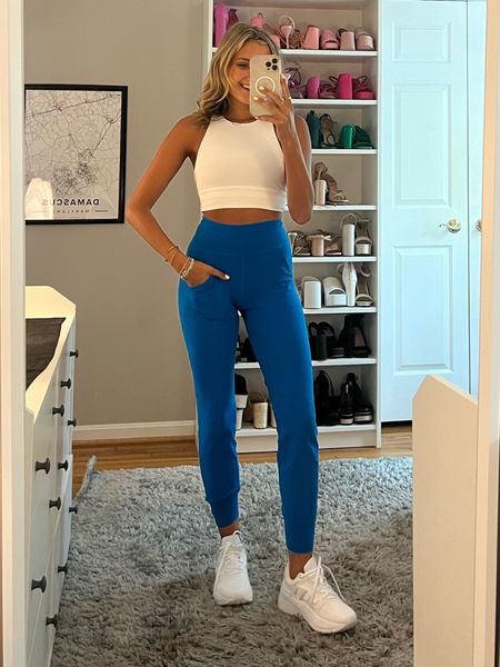 Lululemon Like New Align Joggers (wearing a size 2). use code McKenzie10 for 10% off 