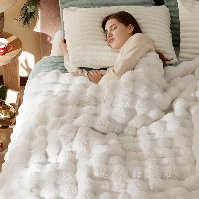 Bedsure Faux Fur Blanket, White Soft and Fluffy Blanket, Fuzzy Cozy Plush Bubble Blanket for Couc... | Amazon (US)