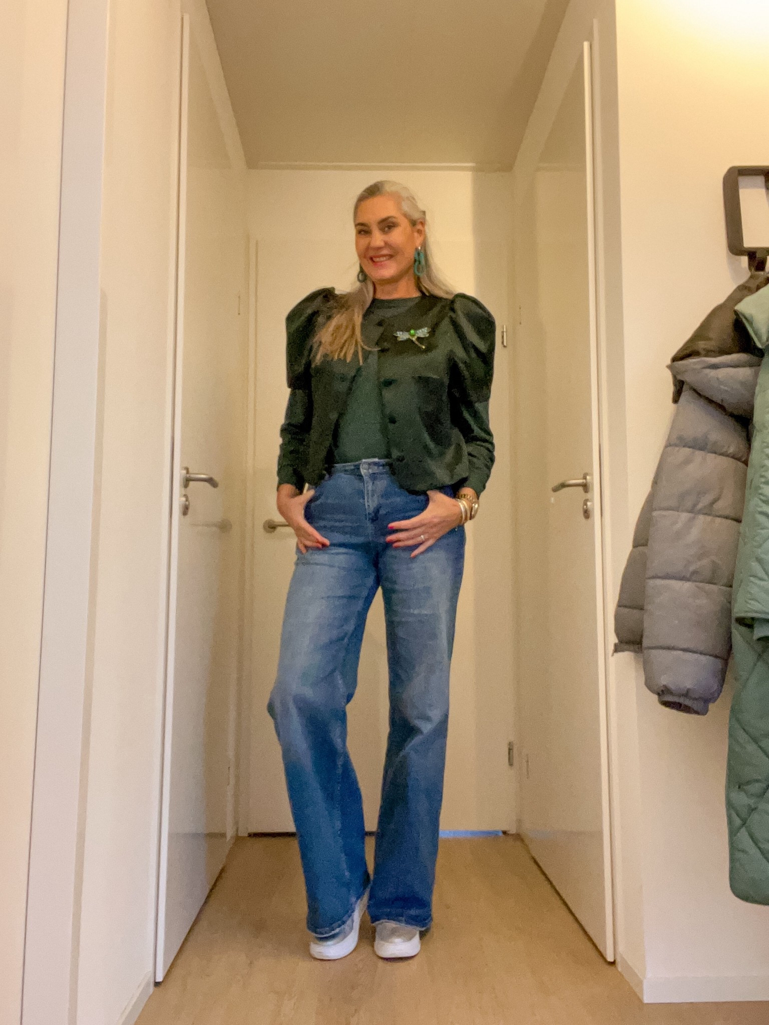 OOTD - Dinsdag. Groene heattech sweater (L), groen satijnen jasje (XL), Libelle broche, wide leg jeans (Shoeby), zilverkleurige sneakers. 



#LTKeurope #LTKstyletip #LTKnederlands