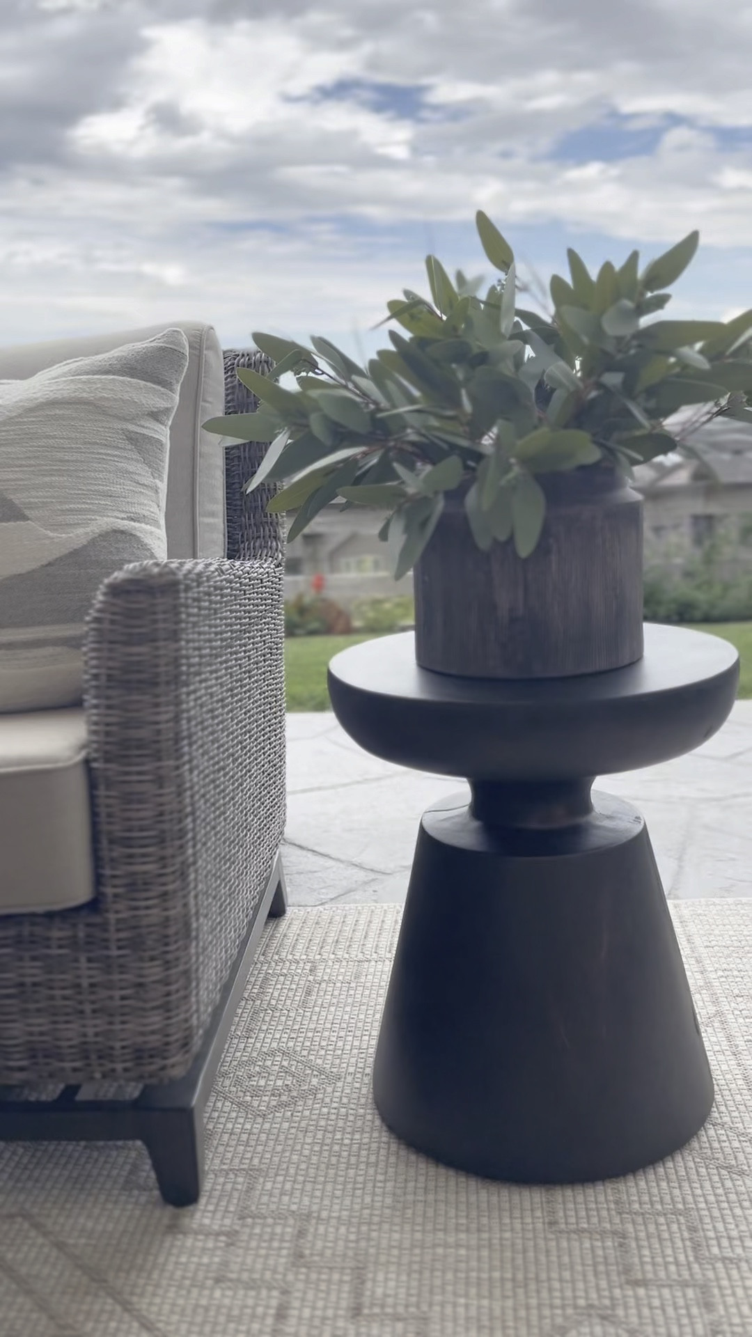 Shop the look with 3 different vase price points.  This vase has 6 stems.  You will need to purchase 2 packs to achieve the look!  