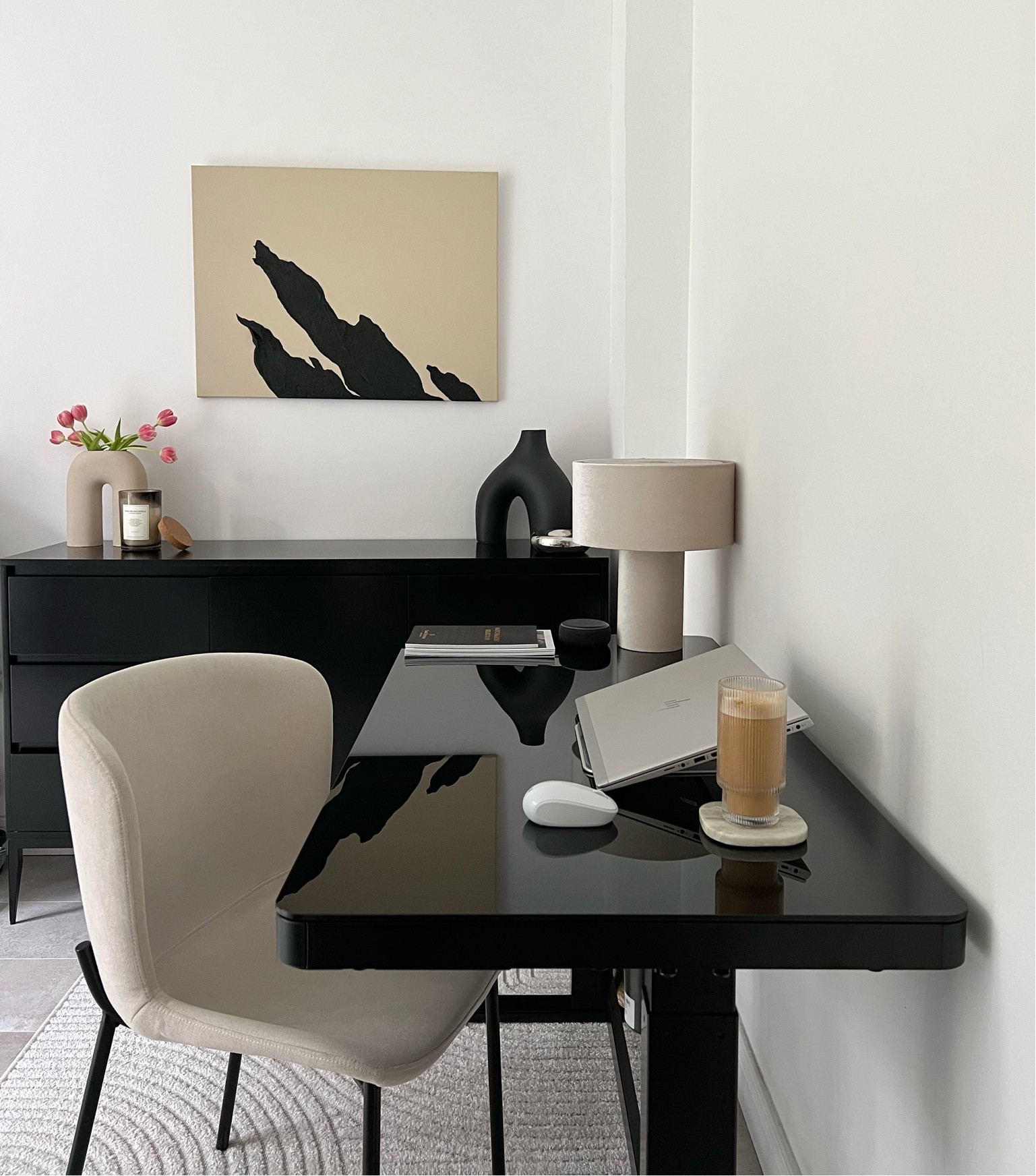 Leinwand canvas canvasart Wandbild walldecor homedecor Deko Dekoration dekoidee interior Homeoffice Schreibtisch Arbeitszimmer Wohnung Einrichtung blackinterior beige vase rippleglass ripple Glass Tischlampe tablelamp Lampe homeinspo Kaffeebecher 

#LTKeurope #LTKstyletip #LTKhome