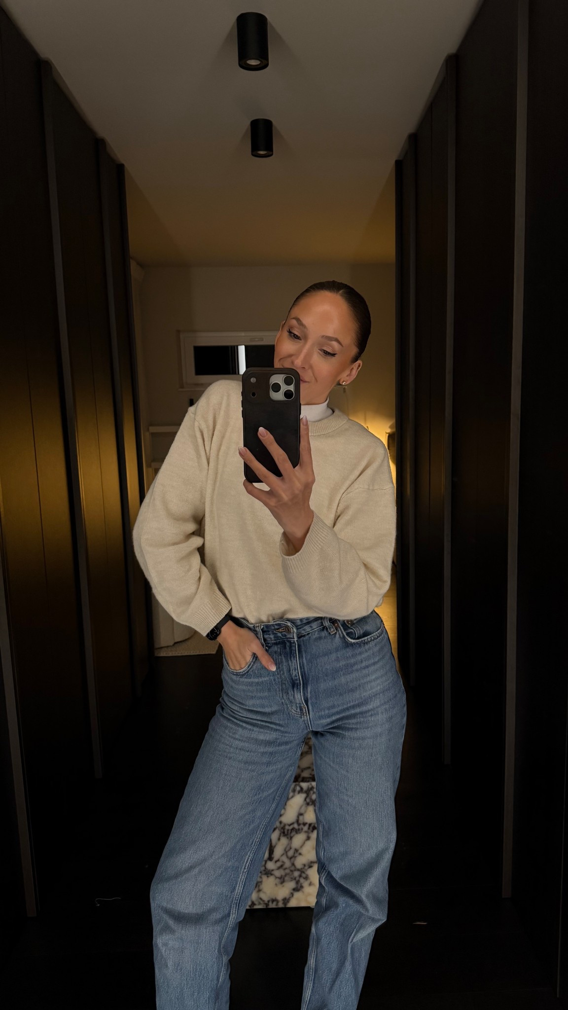 Everyday-Outfit mit Wohlfühlfaktor:
Ein heller, lockerer Strickpullover kombiniert mit einer klassischen, hoch geschnittenen Blue Jeans.
Schlicht, modern und perfekt für einen entspannten Alltagslook mit Stil.

#LTKdeutschland #LTKFashionMonth #LTKstyletip