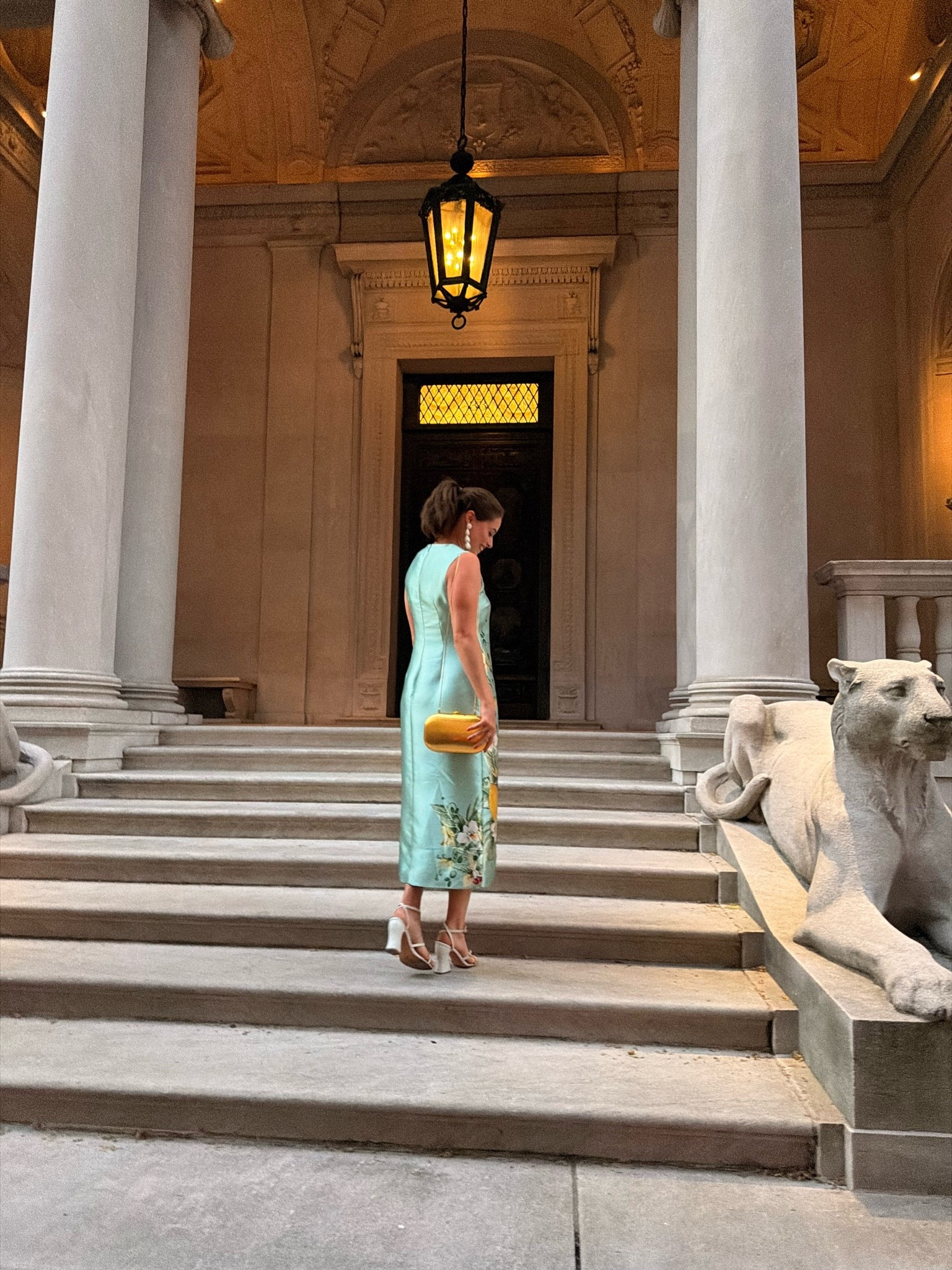 Lemons, florals, and effortless elegance 💛 This turquoise, silk column midi dress with no sleeves is made for summer weddings, garden parties, and black-tie evenings.
#summerdress #outfits #outfitideas #blacktiedresses #formaldresses