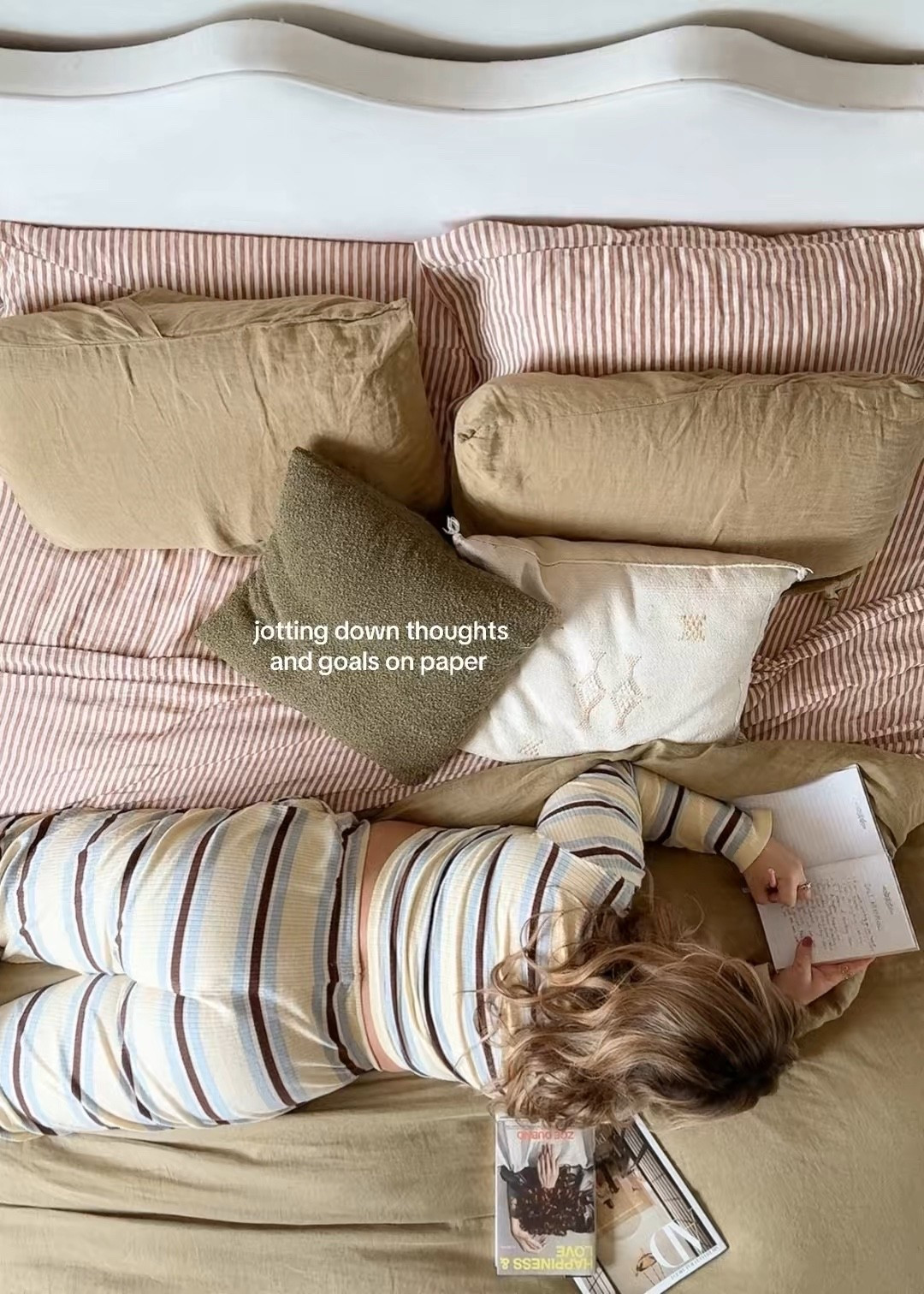 Little ways I'm romanticizing my days lately because it's all about the little things 🌟 
 
 
 
 
#romanticizeyourlife #colorfulhome #apartmentdecor #comfortcreator 