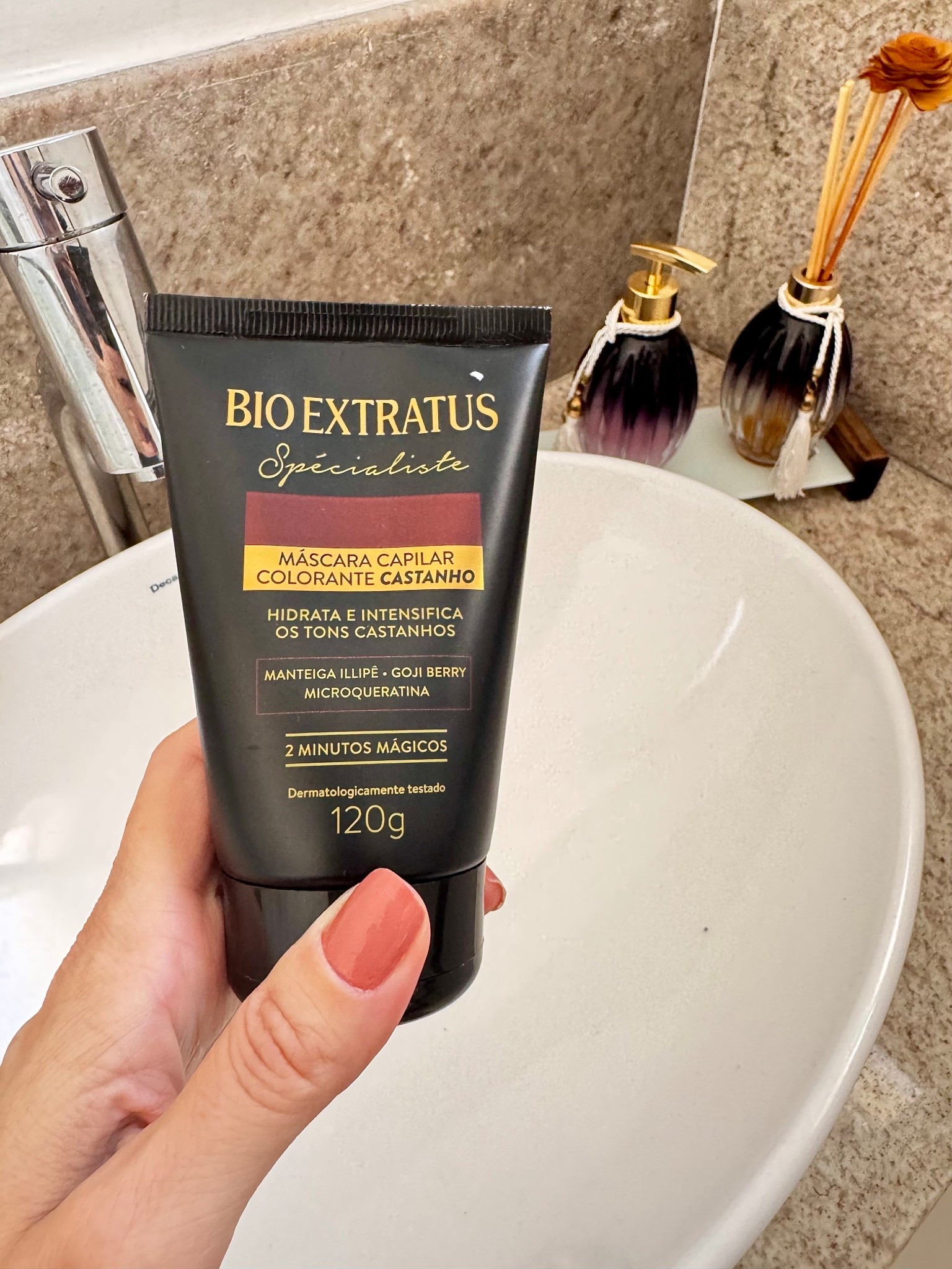 Tenho usado essa máscara com cor entre as tinturas, hidrata e mantém a cor linda por muito tempo! O shampoo e condicionador também são ótimos aliados pra manter a cor! 

#bioextratus 

#LTKbrasil #LTKbeleza #LTKestilo50+