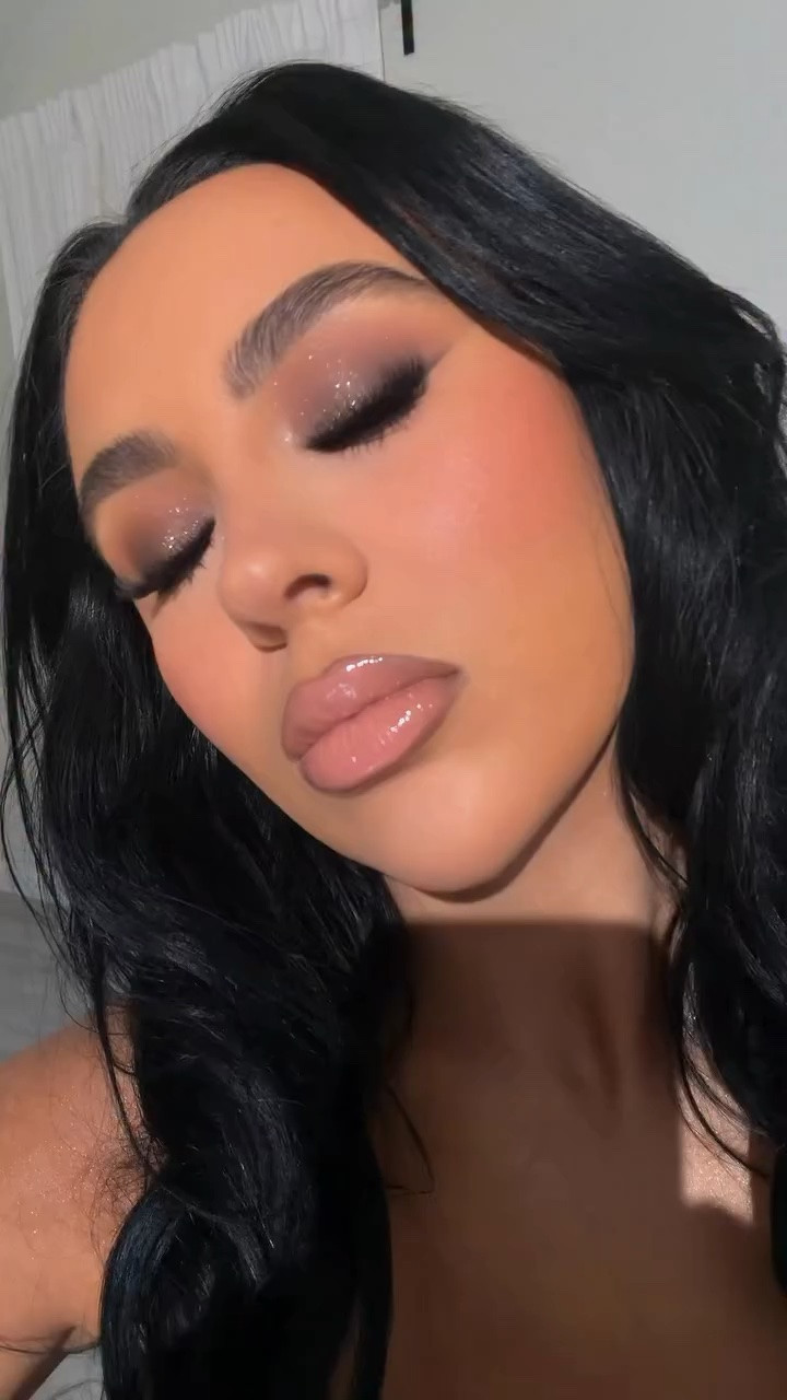 Sultry eyes ✨🤎
@lauramercier brick eyeshadow stick (use code sellam20)
@patricktabeauty mini eyeshadow palette (medium)
@caliray mascara 
@urbandecaycosmetics whiskey eyeliner in waterline 

#makeupartist #makeupoftheday #eyemakeuptutorıal