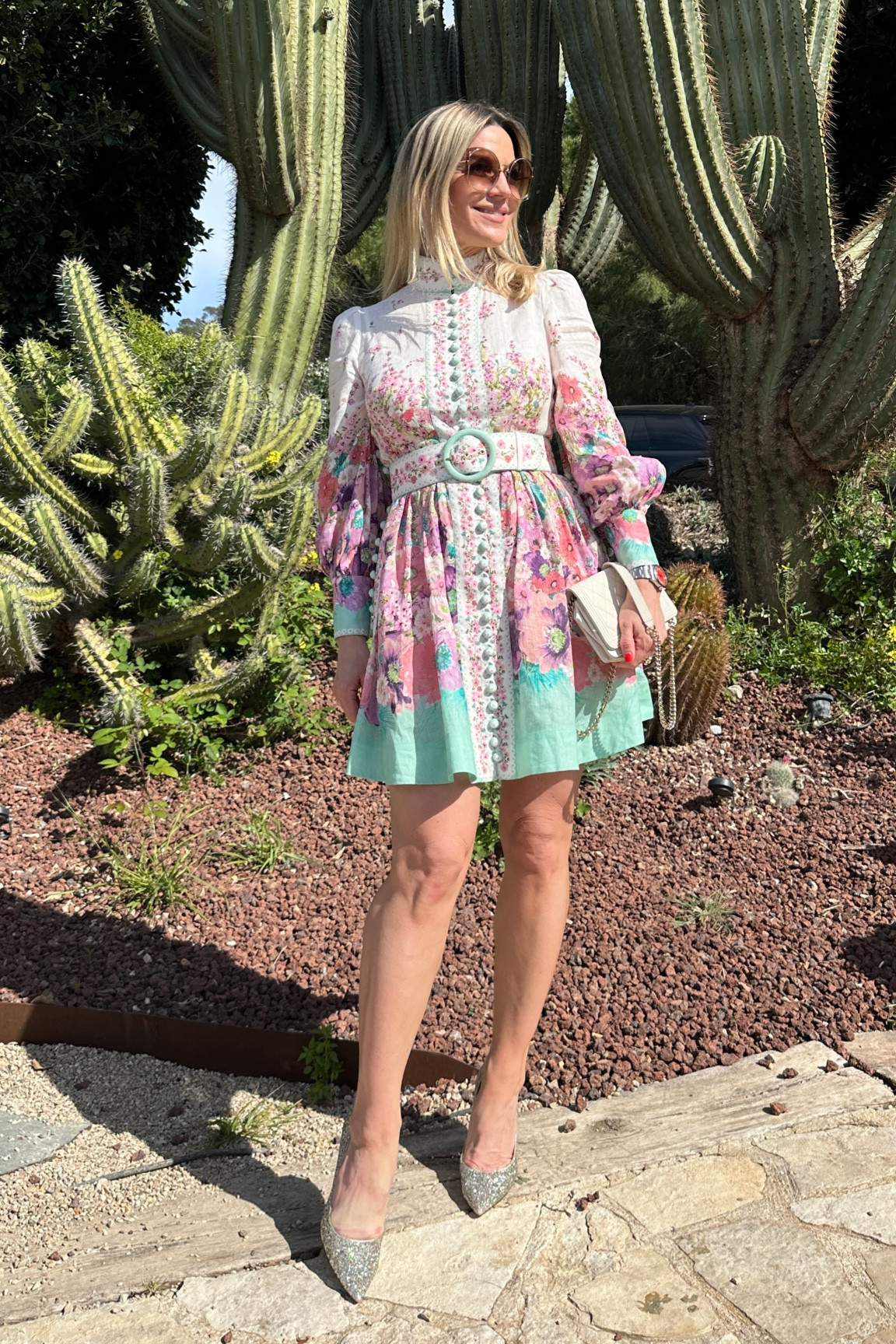 Zimmermann Kleid
 ich trage eine Größe 1 
Jimmy Choo pumps 
ich trage 10 cm Absatz. Die Schuhe gibt es aber auch in 8 cm und in 6 cm, die Damen, die es nicht so hoch mögen. 

#LTKstyletip #LTKsalealert #LTKeurope