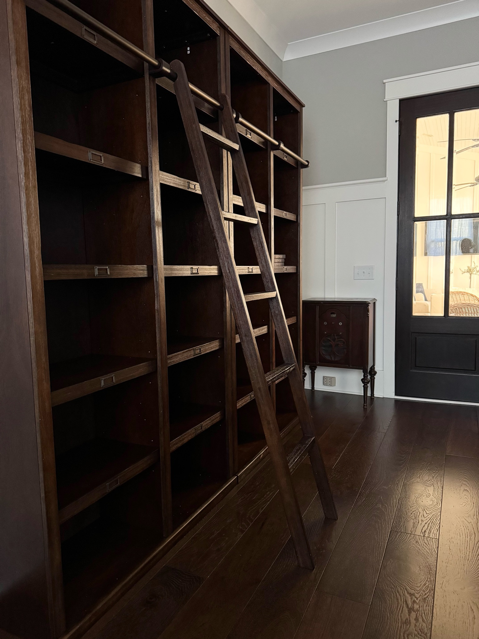 The perfect home library shelving. 