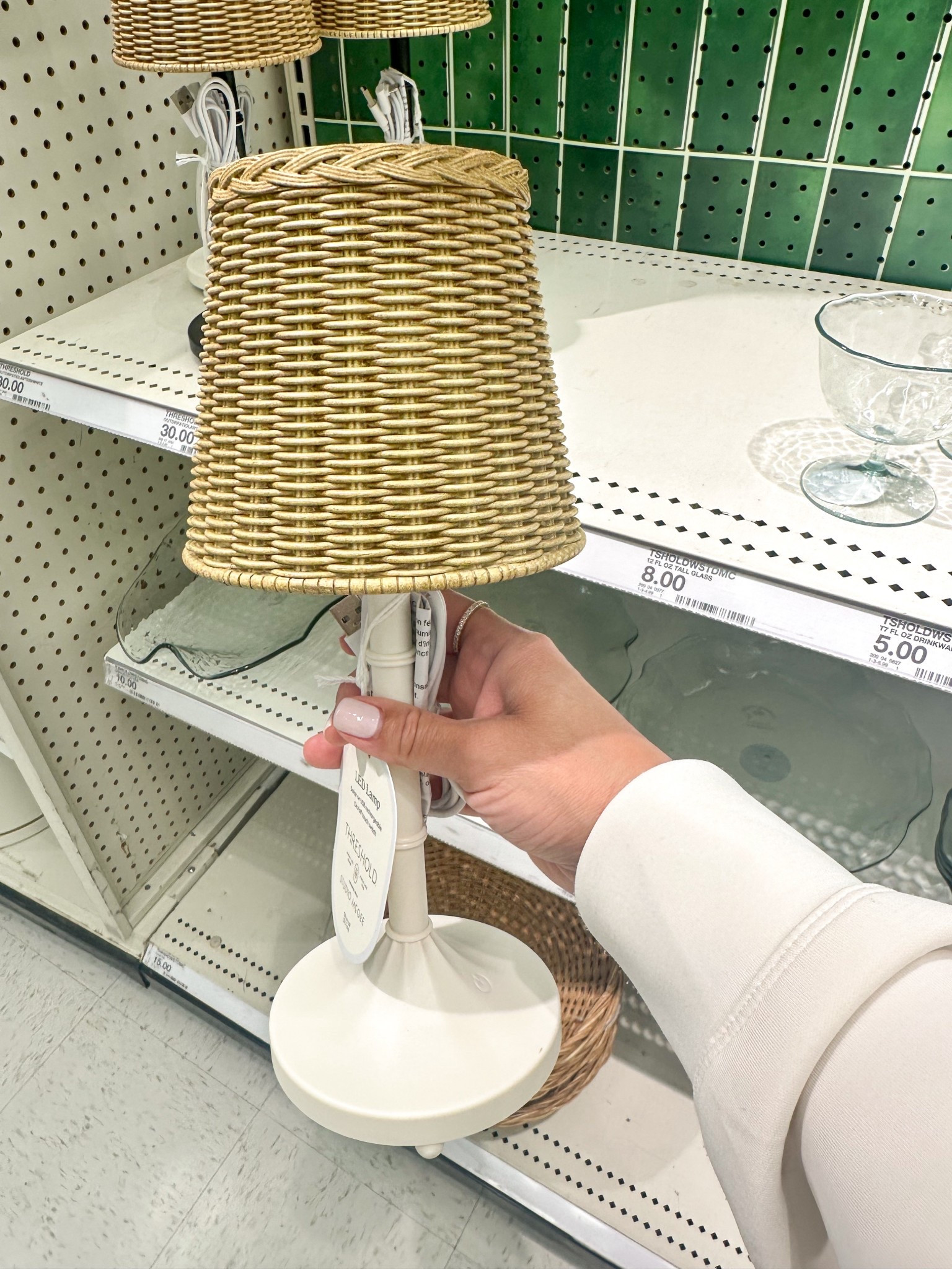 Solar powered outdoor table lamp
#outdoorlamp #patiolamp #patiodecor #solarpoweredlamp 

#LTKHome