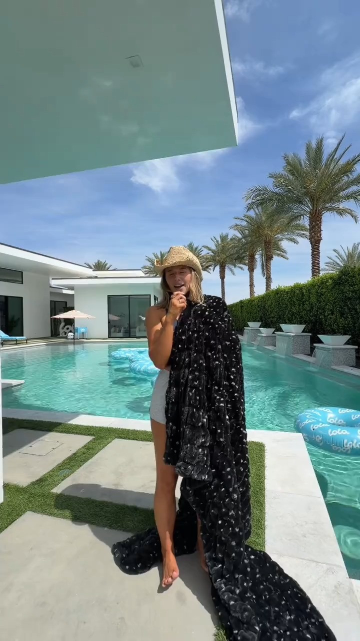 did someone say ROOM DROP!!! @lolablankets I love u you’re unreal 

 #LTKFestival #LTKdayinmylife