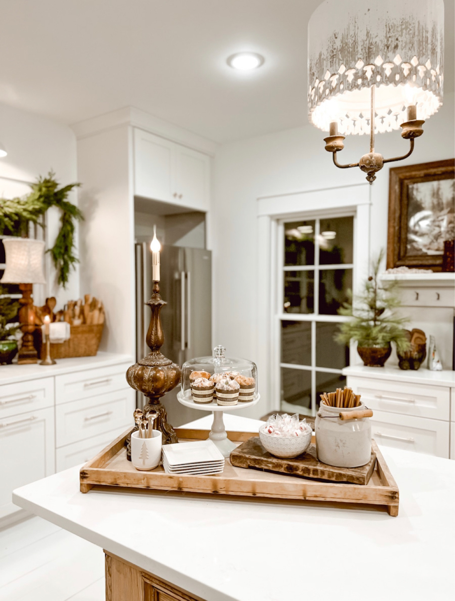 Kitchen island styling 🤩

Kitchen decor, kitchen island, kitchen lighting, faux food, home decor, home style, vintage kitchen, Deb and Danelle  

#LTKhome #LTKstyletip #LTKFind