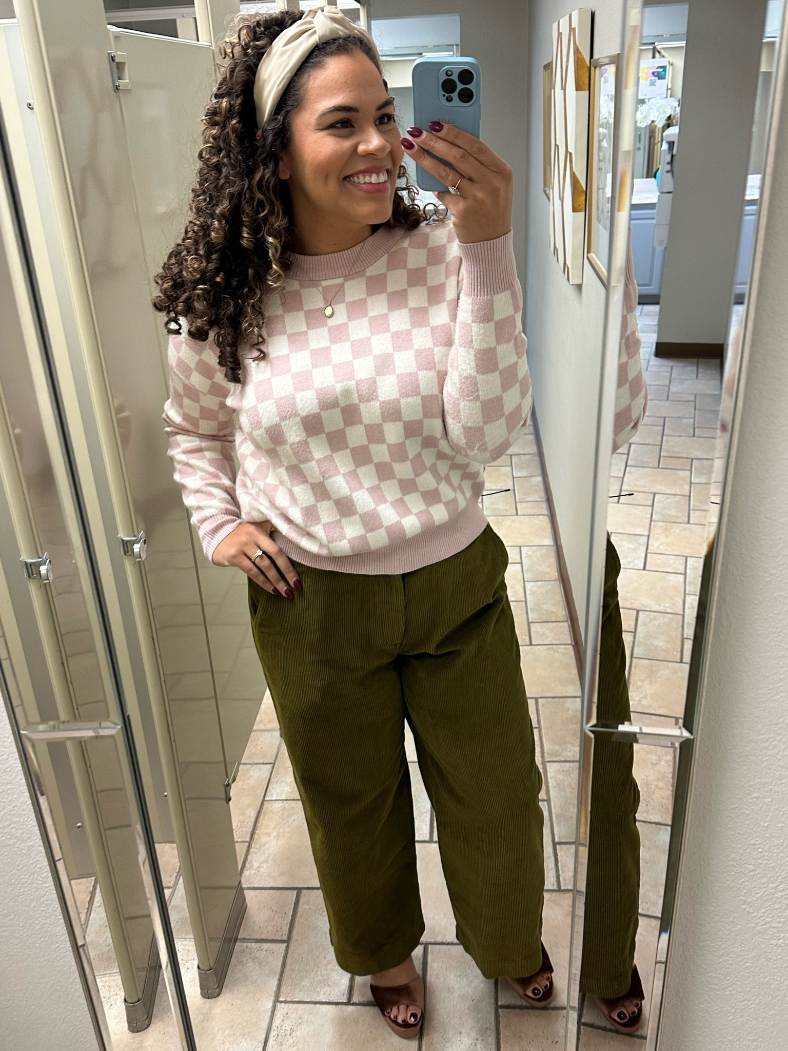 First church selfie of the year! These pants are from old navy and soooo dang cute! I bought several other things from old navy recently too! Tagged below! 