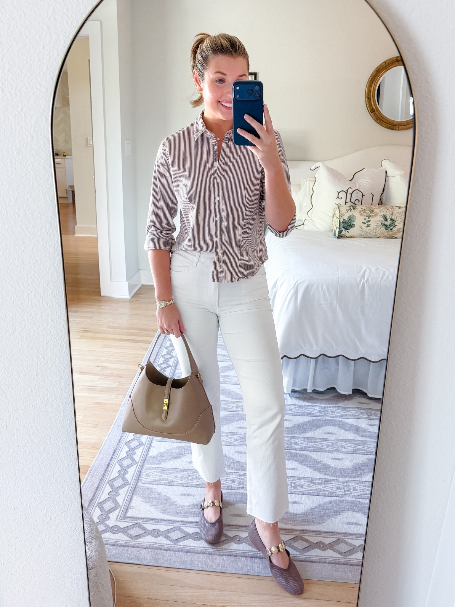 OOTD today! Wearing a S in top and 0 in jeans 