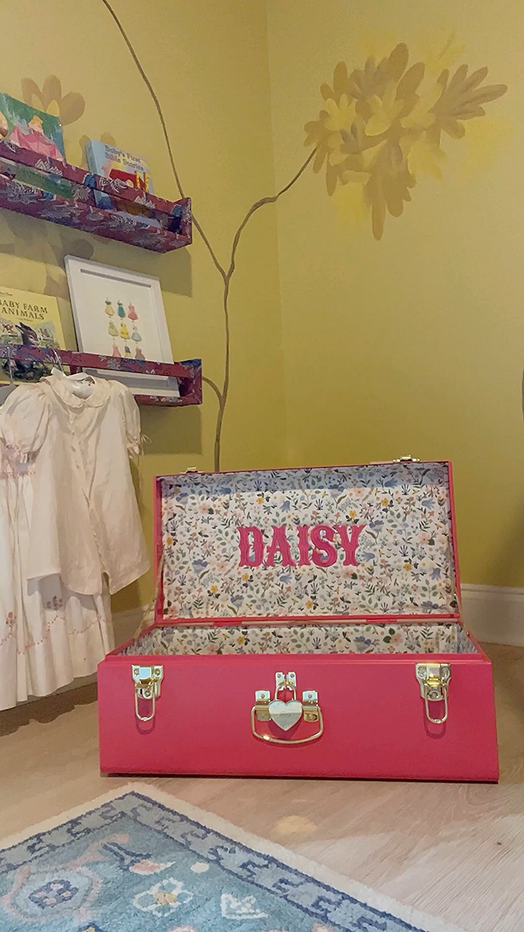 The best keepsake trunk for baby girl! You can customize the fabric, trunk color, and embroidery text and color 😍 Perfect for new babies, weddings, graduation, etc!