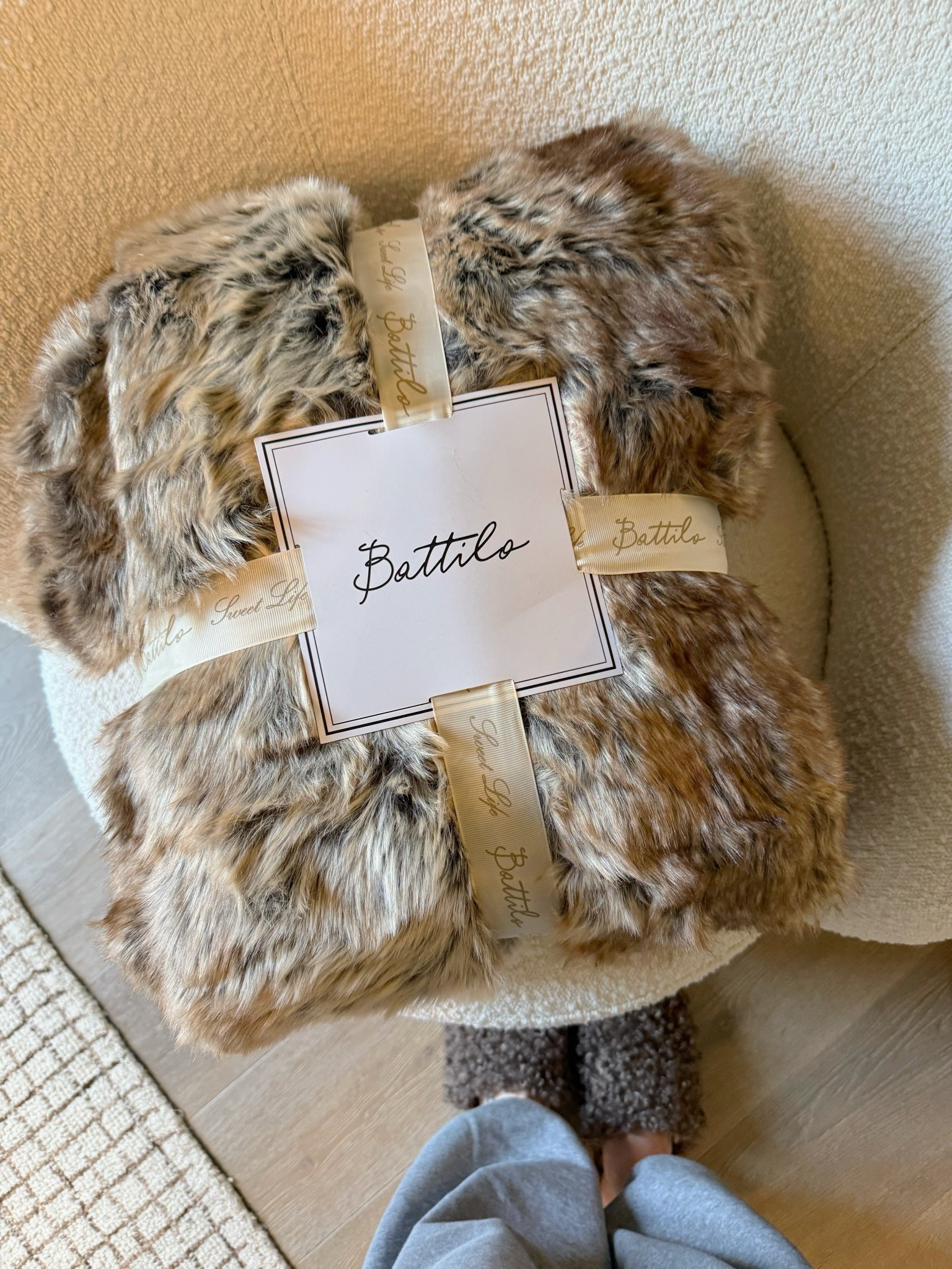 The coziest blanket! 🤎✨



#fauxfurblanket #throwblanket #falldecor #autumnvibes #cozyhome #fallhome #amazonfinds

#LTKHome #LTKSeasonal