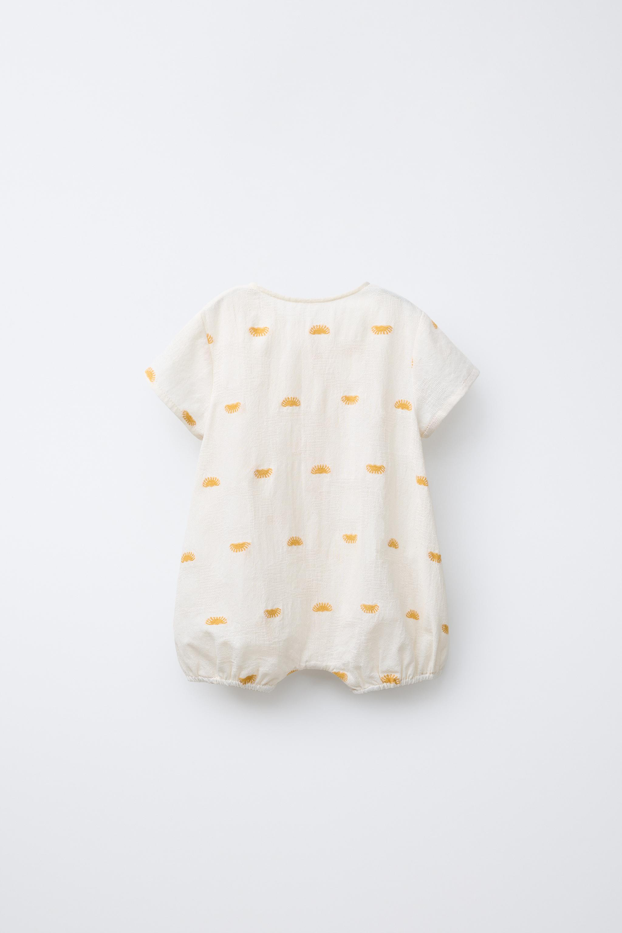 Jacquard romper with round neck and short sleeves. Button fastening at the front. Sun print. | Zara UK