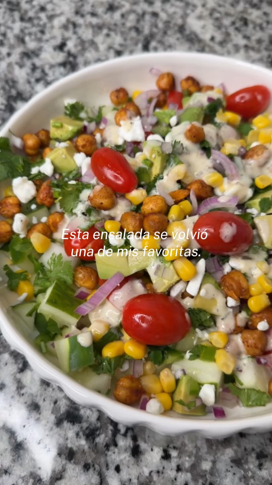 🥗 Esta ensalada crujiente se volvió una de mis favoritas del verano. Fresca, deliciosa y súper fácil de preparar. ¡Guárdala para tu próxima comida! 💚

Ingredientes:
✨ 1 lata de garbanzos (escurridos y secos)
✨ 1 pepino en cubitos
✨ 1 taza de maíz dulce
✨ Tomates cherry
✨ Cebolla morada
✨ Avocado
✨ Cilantro fresco
✨ Jalapeño (opcional)
✨ Queso feta (opcional)
✨ Aderezo Ranch Primal Kitchen @theprimalkitchen

Para los garbanzos:
🌶️ Paprika
🧂 Sal
⚫ Pimienta
✨ Aceite 

➡️ Air Fryer: 390°F por 7-10 minutos, hasta que estén doraditos y crujientes. 

Mezcla todos los ingredientes, agrega los garbanzos al final para que conserven su textura crujiente y termina con el Ranch. ¡Listo! 😍

💬 ¿La probarías? Guarda esta receta para tu próxima comida o BBQ.

#easyrecipe #primalkitchenpartner #SummerSides #ChickpeaSalad #SummerRecipes