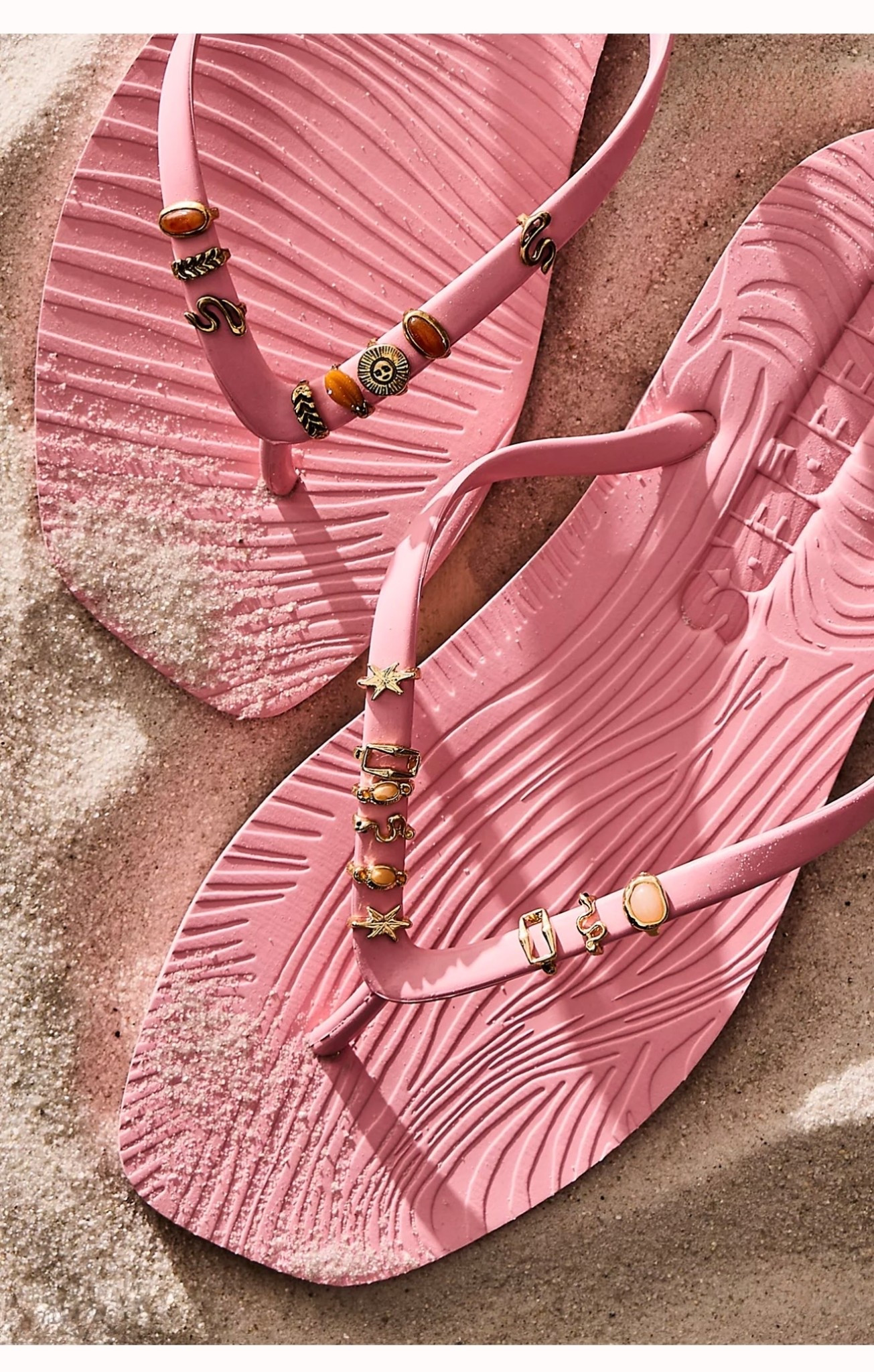 Sandal Charm Set

Add instant personality to your flip flops with this adorable charm set featuring mixed embellished motifs that easily slide on and off for versatility.

#LTKWorkwear #LTKTravel #LTKSeasonal