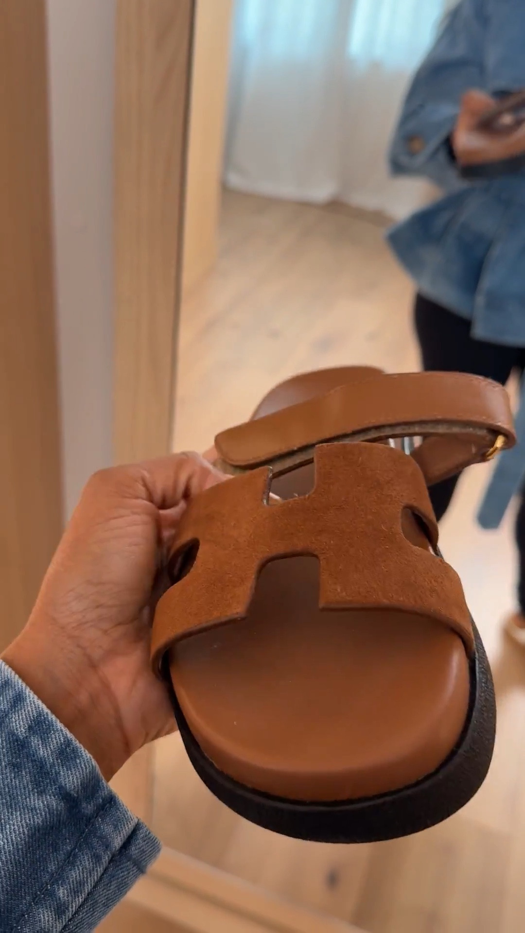 Scroll to shop 🤎  

Classic brown slide sandals that elevate any casual outfit — perfect for everyday wear, travel days, and easy spring/summer styling.