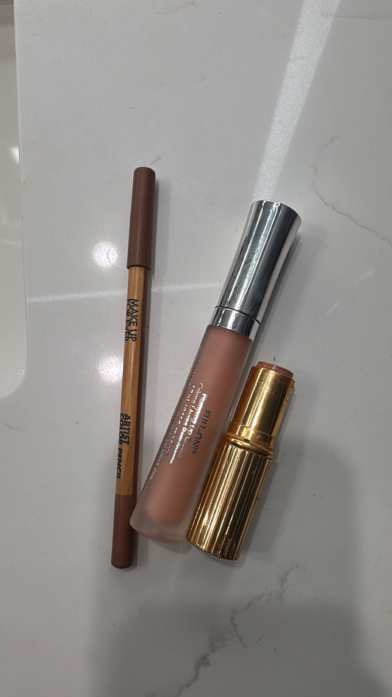 today's lip combo💄

shades:
liner- anywhere caffeine
gloss- white russian
lipstick- kim KW nude
 

 #LTKBeauty