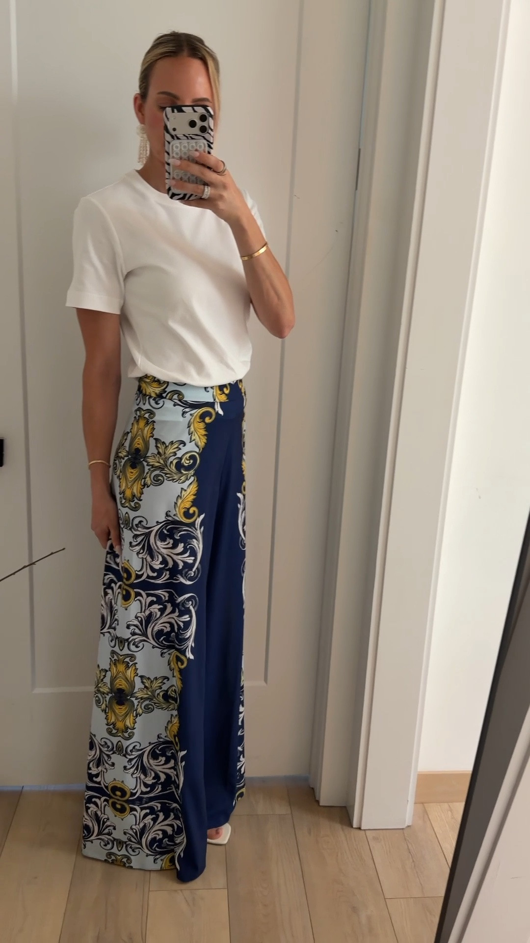 Prettiest flowy pants! These are SO comfy. I’m wearing a small. Tall girl friendly! I was going to get the matching shirt too, but it’s sold out. ￼😭 wearing a medium in the tee


@Alice + Olivia ￼#sponsored

#LTKdayinmylife #LTKootd #LTKTall