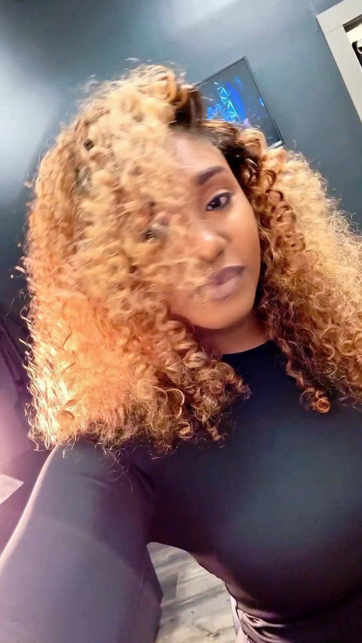 POV: Install so good I didn’t even wash my neck afterwards… did a 1/2 bath 😅 & slept sitting up 🤭

Did she do what needed to be done? 👀 💆🏽‍♀️😍

#halfwig #burmesecurly #protectivestyles #hairinspo #wiginstall

#LTKvlog #LTKSaleAlert #LTKBeauty