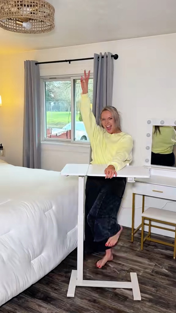 The perfect desk for someone with ADHD.

#rollingdesk #portabledesk #bedsidetable #wfhdesk