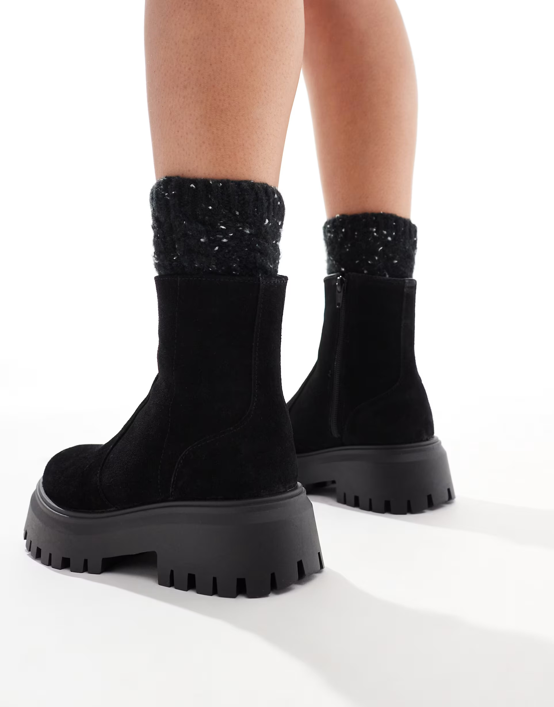 ASOS DESIGN Wide Fit – Antigua – Chelsea-Stiefel aus Wildleder in Schwarz mit Socken-Schaft, ... | ASOS (Global)