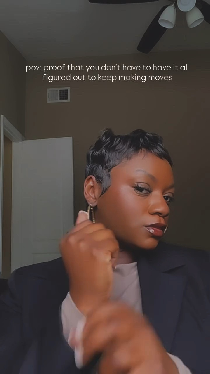 You never know when life is going to force a pivot, so always be open to learning new skills. 🤍 Using this transition period to get behind-the-scenes learning about housing industry as temp while keeping my schedule flexible for my freelance work and interviewing for airlines. 
.
.
#leasingagent #templife #lifetransitions #atlantacontentcreator #sidehustle