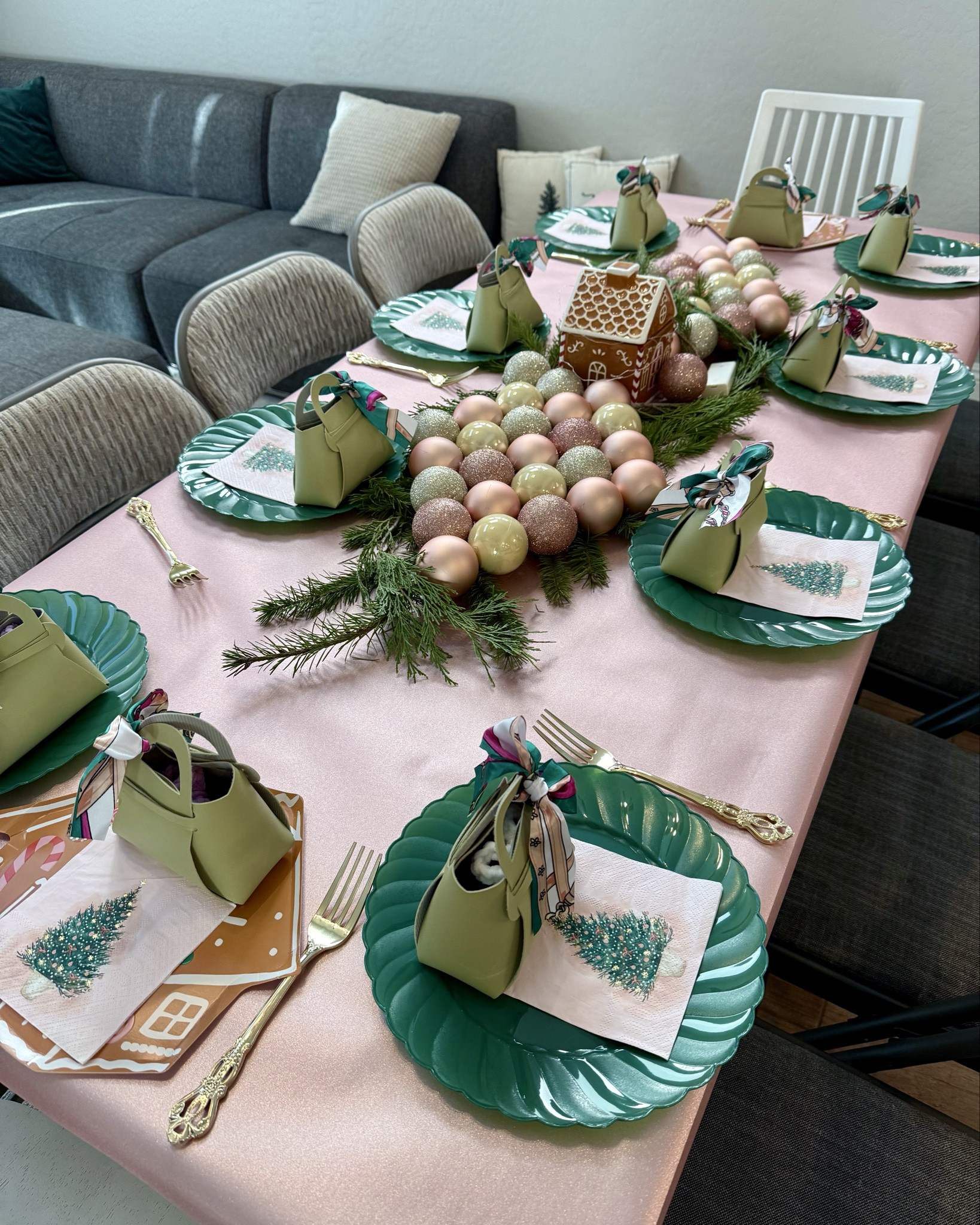 Last-minute Christmas tablescape ideas. 


#LTKmomlife #LTKHoliday #LTKSeasonal #LTKstorytime