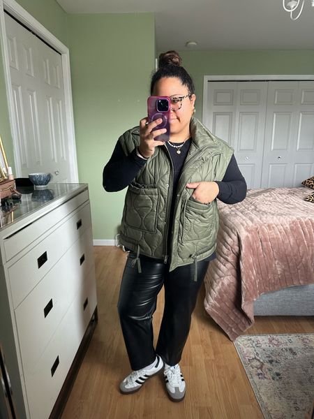 This might be one of the trendiest outfits I have ever worn… the vest, faux leather pants, and sambas. 😂



#LTKmidsize #LTKstyletip #LTKshoecrush