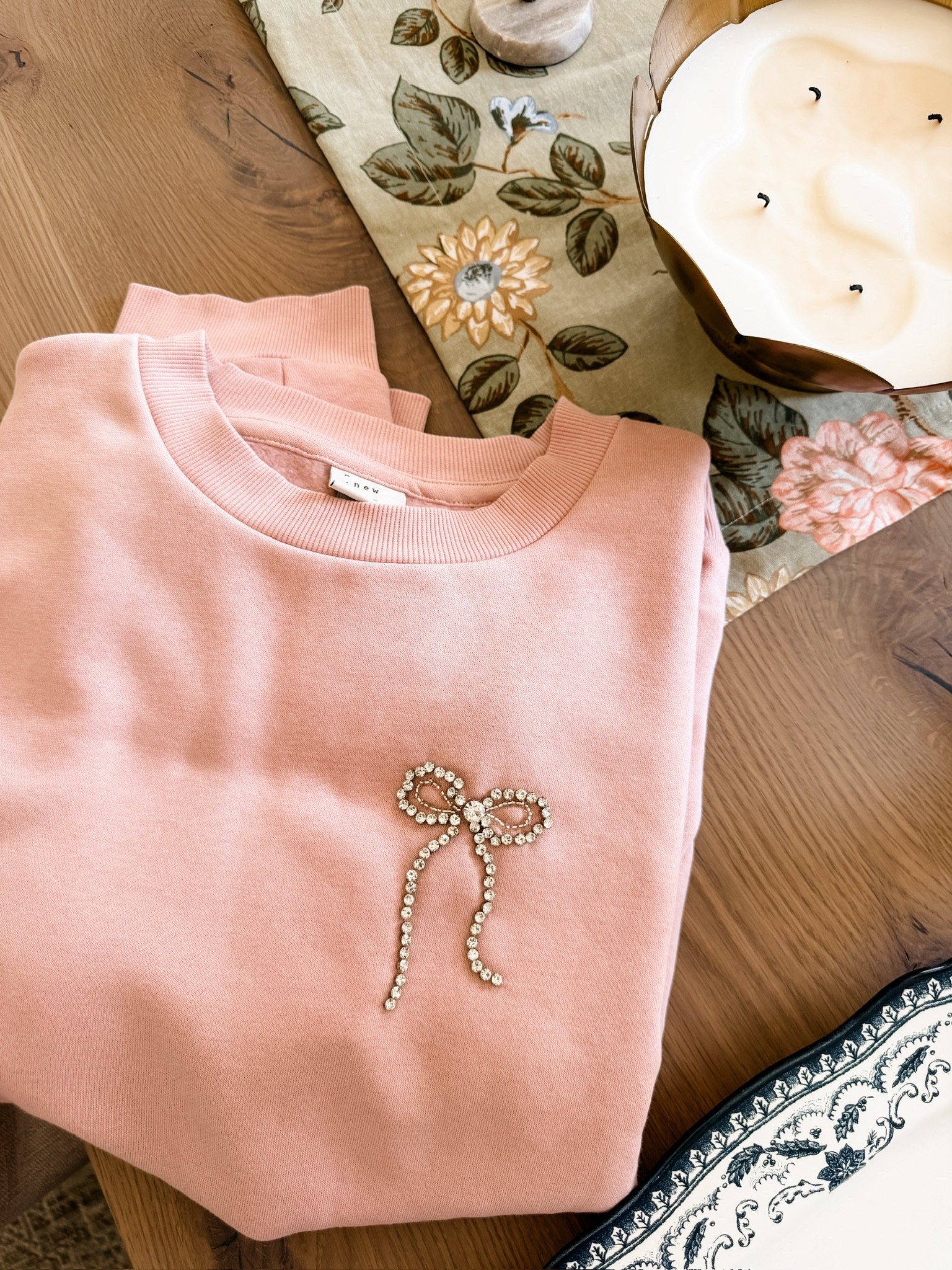 This sweatshirt has the prettiest embellished bow detail! It’s under $40!!

Loverly Grey, Target find, Target fashion, embellished sweatshirt, pink sweatshirt 

#LTKFindsUnder50 #LTKHoliday #LTKGiftGuide