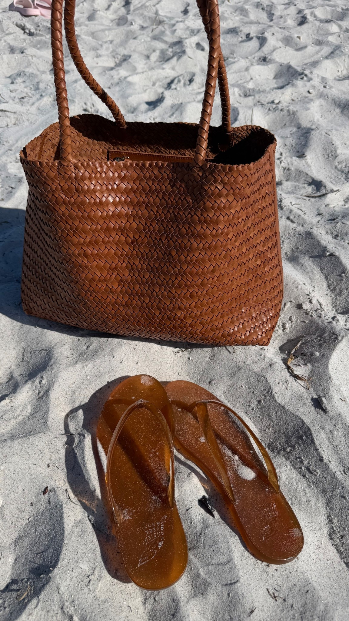 This @Madewell Madewell leather tote is perfect for the on the go women who wants comfort, quality, and chic 
It’s on vacay with me now and I am in LOVE! 

#LTKU #LTKootd #LTKOver40
#LTKU #LTKmomlife #LTKootd