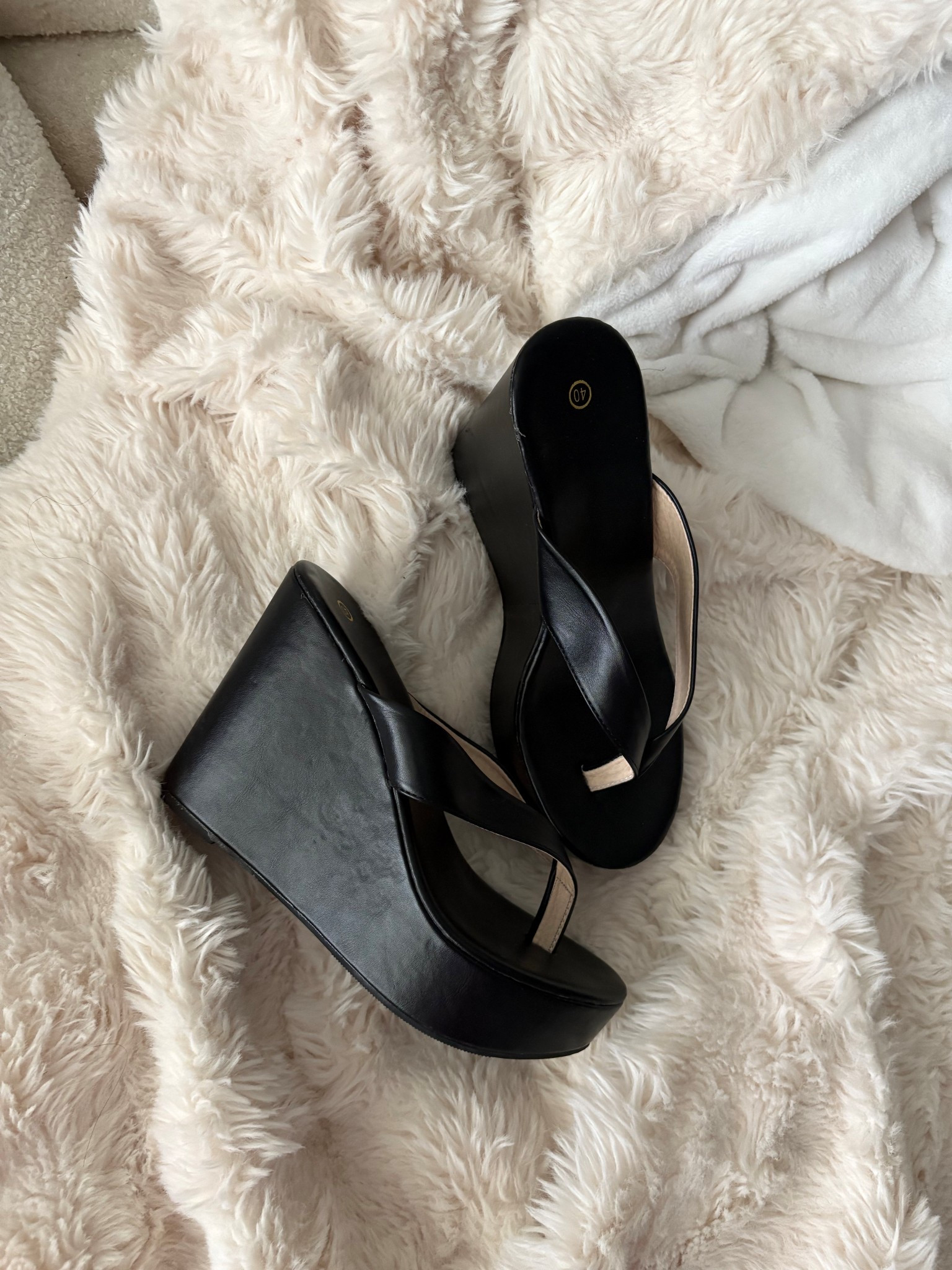 The perfect black wedge 