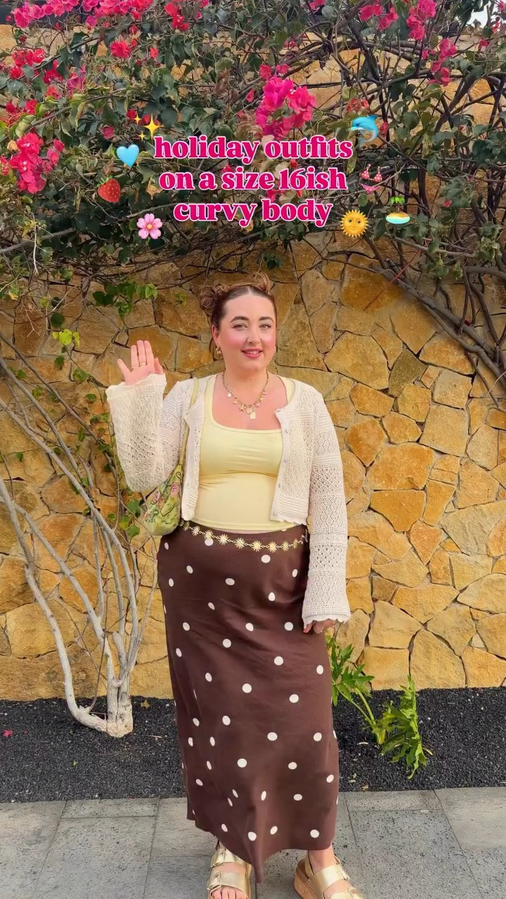 a little holiday outfit roundup on my size 16(ish) soft body✨& if this isn’t you’re sign to wear the bikini idk what is👙

Comment Summer and I’ll send you the links! Or click the link in my bio and find them under “Shop my Outfits” 🌈
Which is your favourite?🌞🩷🐬

#curvyfashion #size16style #plussizeholiday #midsizeholidayoutfits #midsize