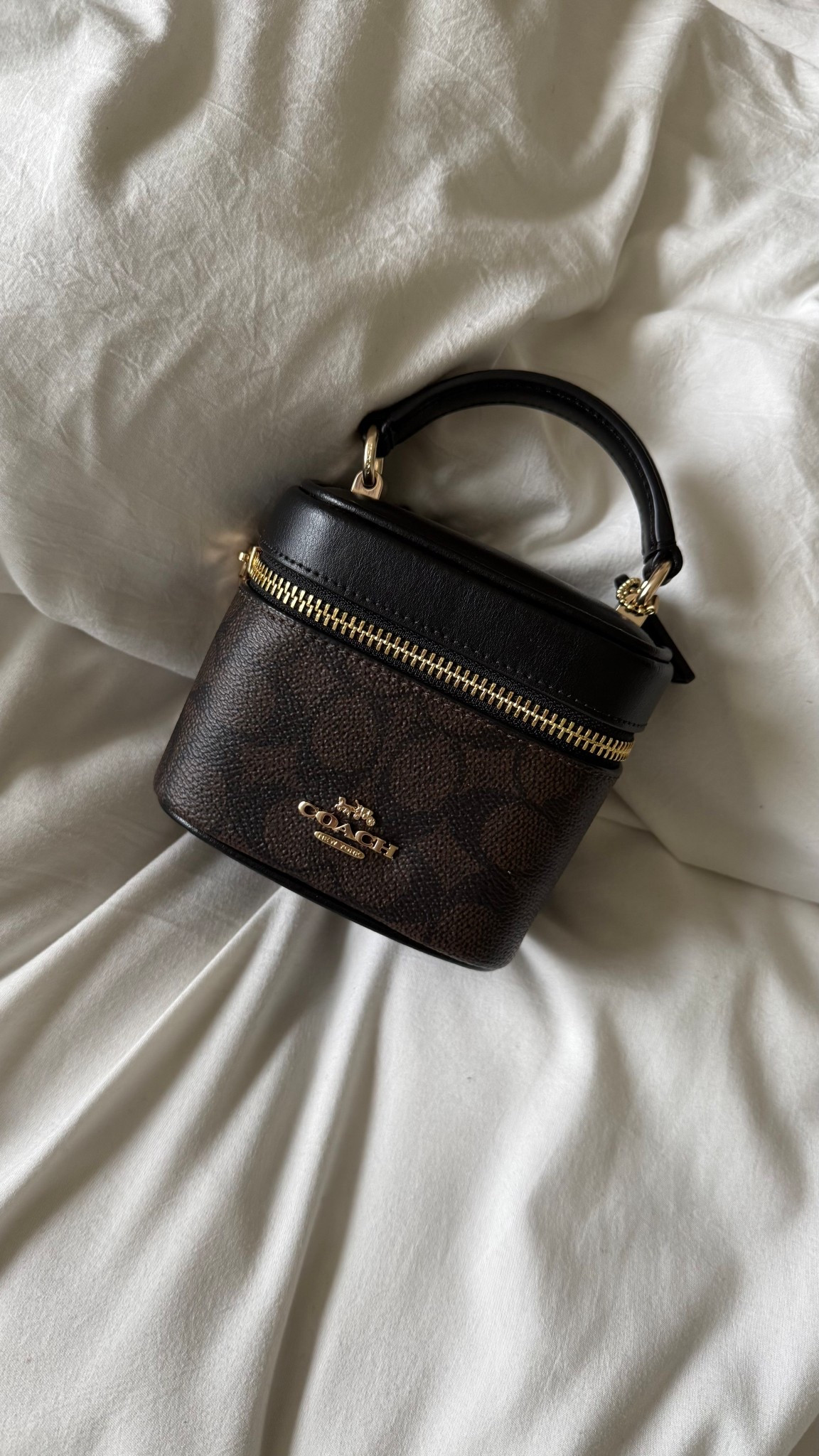 The birthday gifts are rolling in 🥳 obsessed with this little bag! Coach been eating the girls up

#LTKItBag #LTKSpringSale