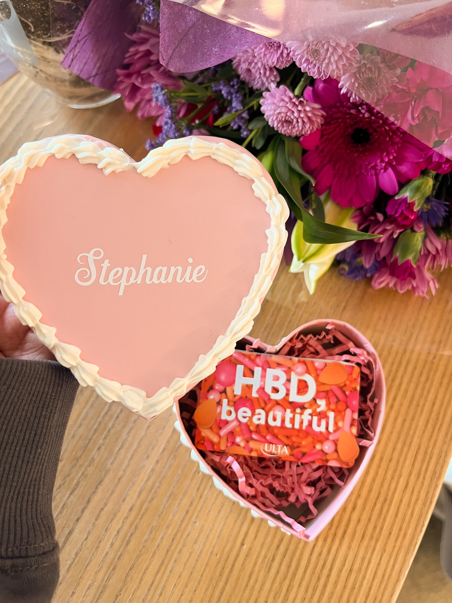 Create this cake gift box using whipped clay frosting! 