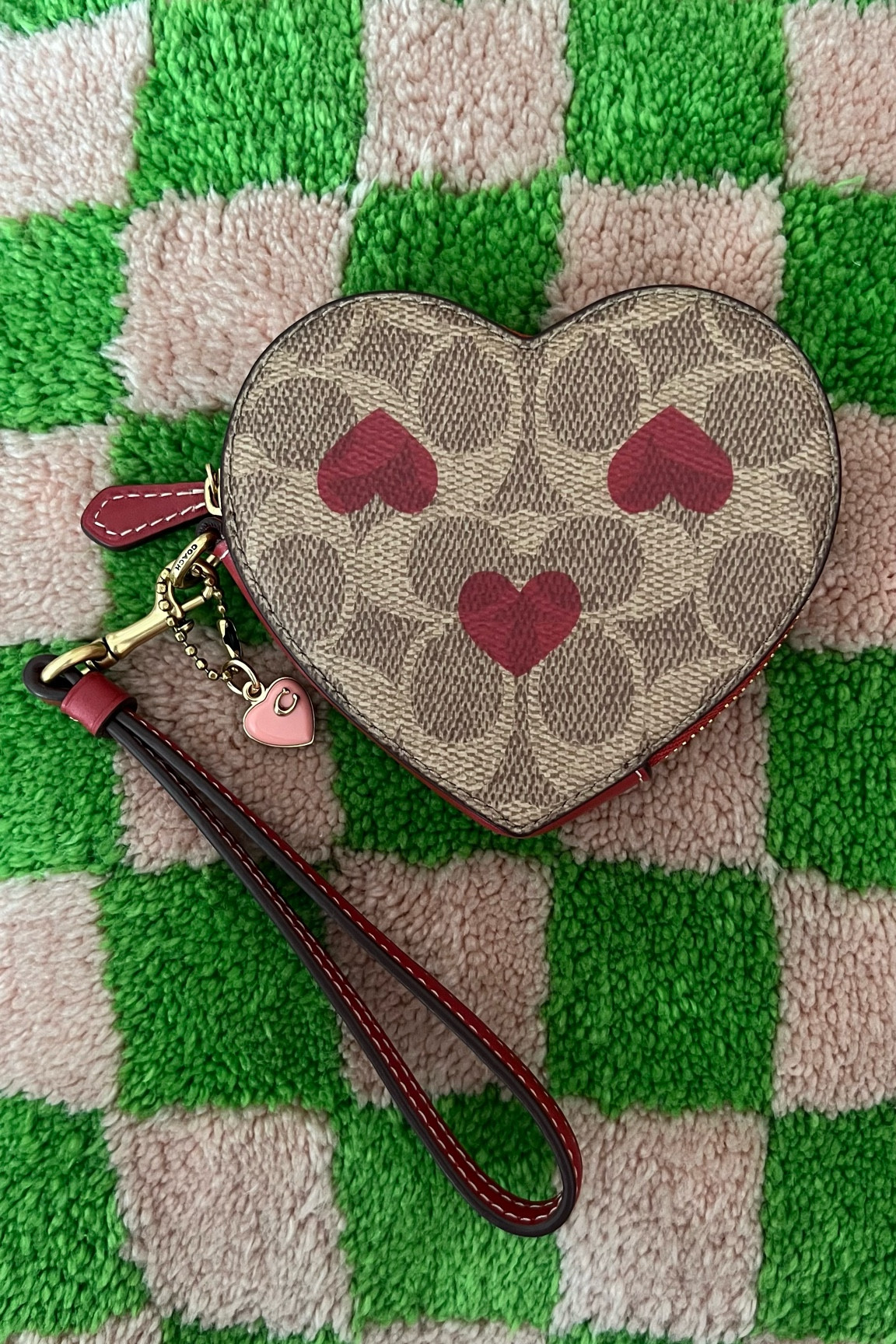 The cutest coach heart purse I’ve ever seen 

#LTKeurope