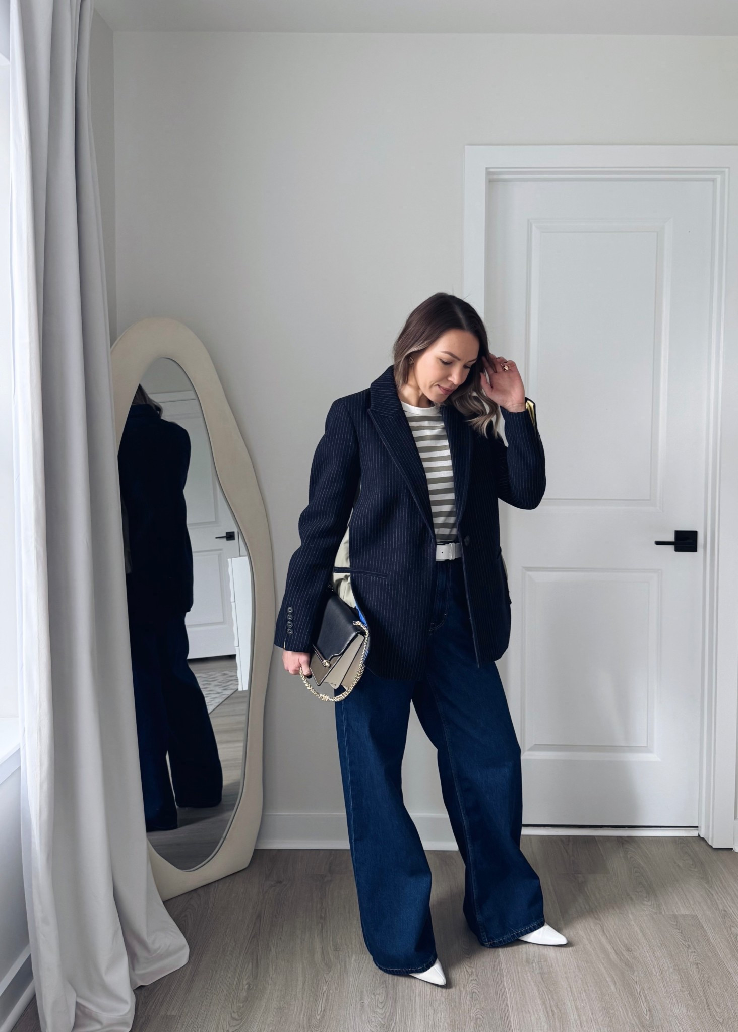 Still getting TONS of compliments to these dark wash jeans and they really helped to maximize my wardrobe- if you need a dark bottom but don’t want to go for black, those are a perfect solution! 
Linking a couple of options currently on sale below. Grab them before it’s too late💙