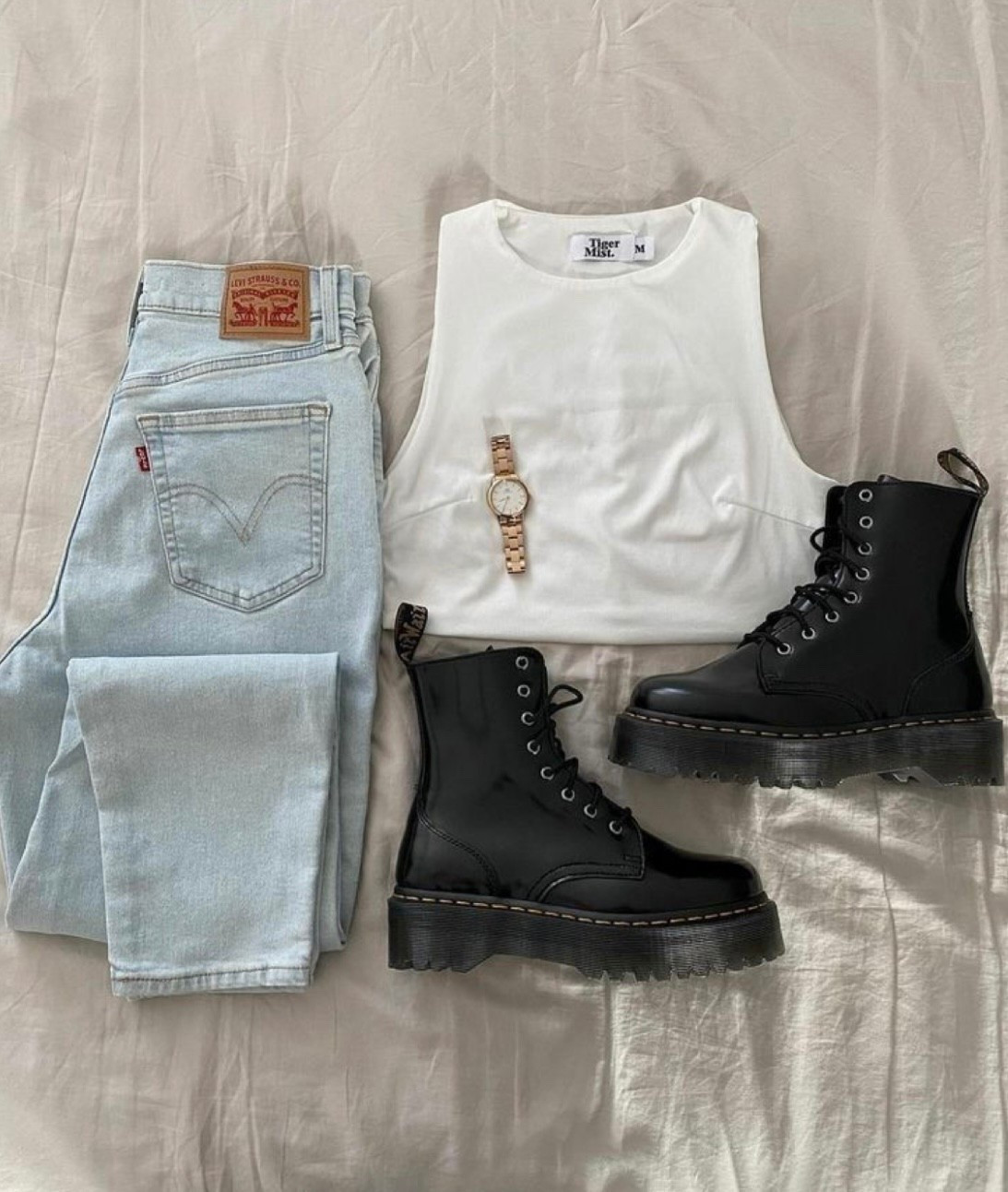 This outfit = effortless, edgy, and on repeat.
Light-wash Levi’s, a clean white tank, and chunky combat boots… the kind of look that works from coffee runs to night out. Simple pieces, major style.

Everything is linked in my LTK—grab the exact or similar pieces before they sell out. 🖤

#LTKStyle
#EverydayOutfit
#CasualChic
#EffortlessStyle
#OOTDInspo