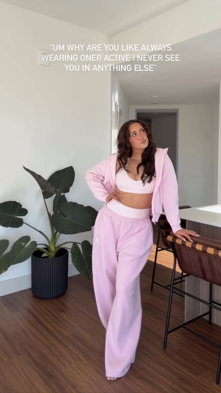 certified ✨ONERHOLIC✨🙂‍↔️🙂‍↕️🙂‍↔️🙂‍↕️ @krissycela just gets what women want every.damn.time and the fit of every piece is unmatched if i ever want to feel confident i just throw on something from @oneractive fr 

#gymoutfits #oneractive oner active latina content creator #latinacontentcreator