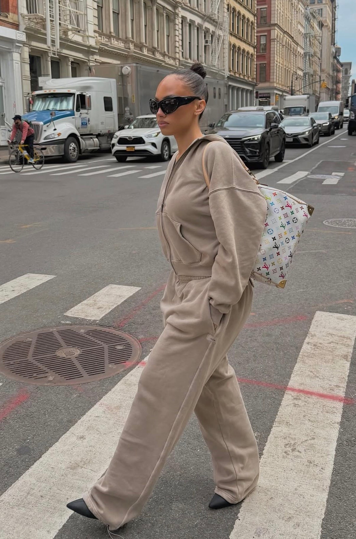 un chin de aquí y un chin de allá 🦋🍋🫐🧸❤️‍🔥 

Casual outfit inspo, elevated casual style, city style, tracksuit, sweat set

#LTKgrwm #LTKootd #LTKdayinmylife