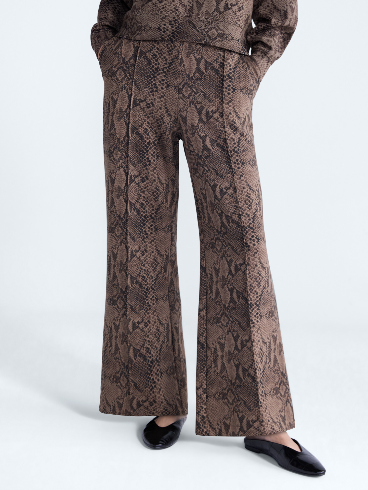Scoop Women's and Plus Scubaknit Seamed Sweatpants, Regular, Short Lengths, Sizes XS-4X - Walmart.com | Walmart (US)